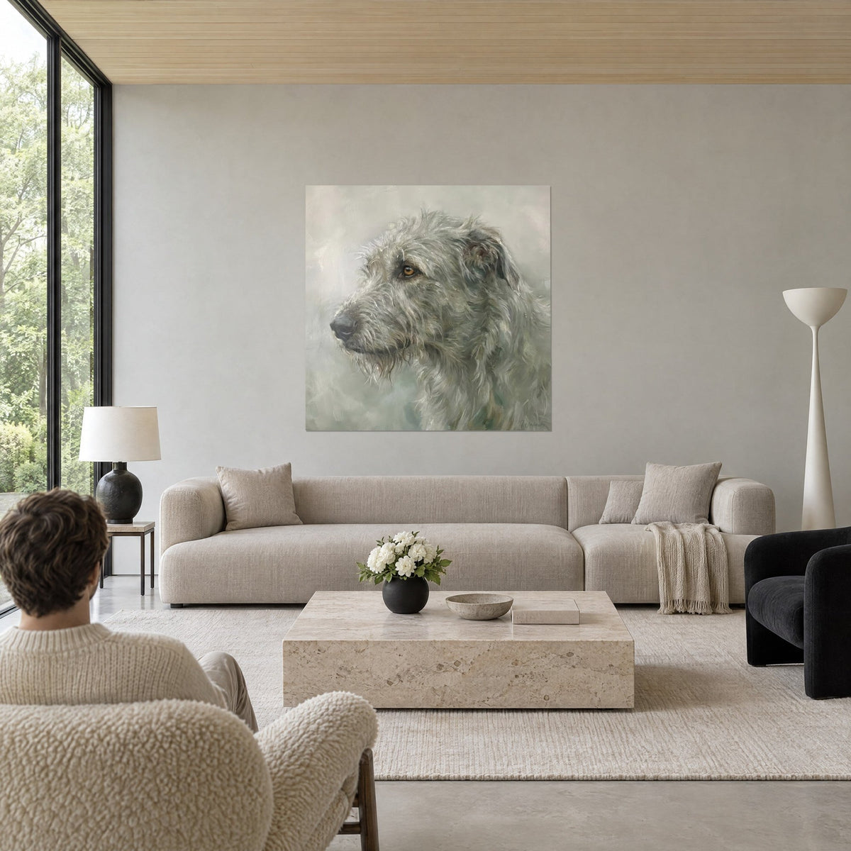 Schilderij Ierse windhond met parelgrijze vacht en amberkleurig oog, profiel naar links, boven een bank in een lichte woonkamer
