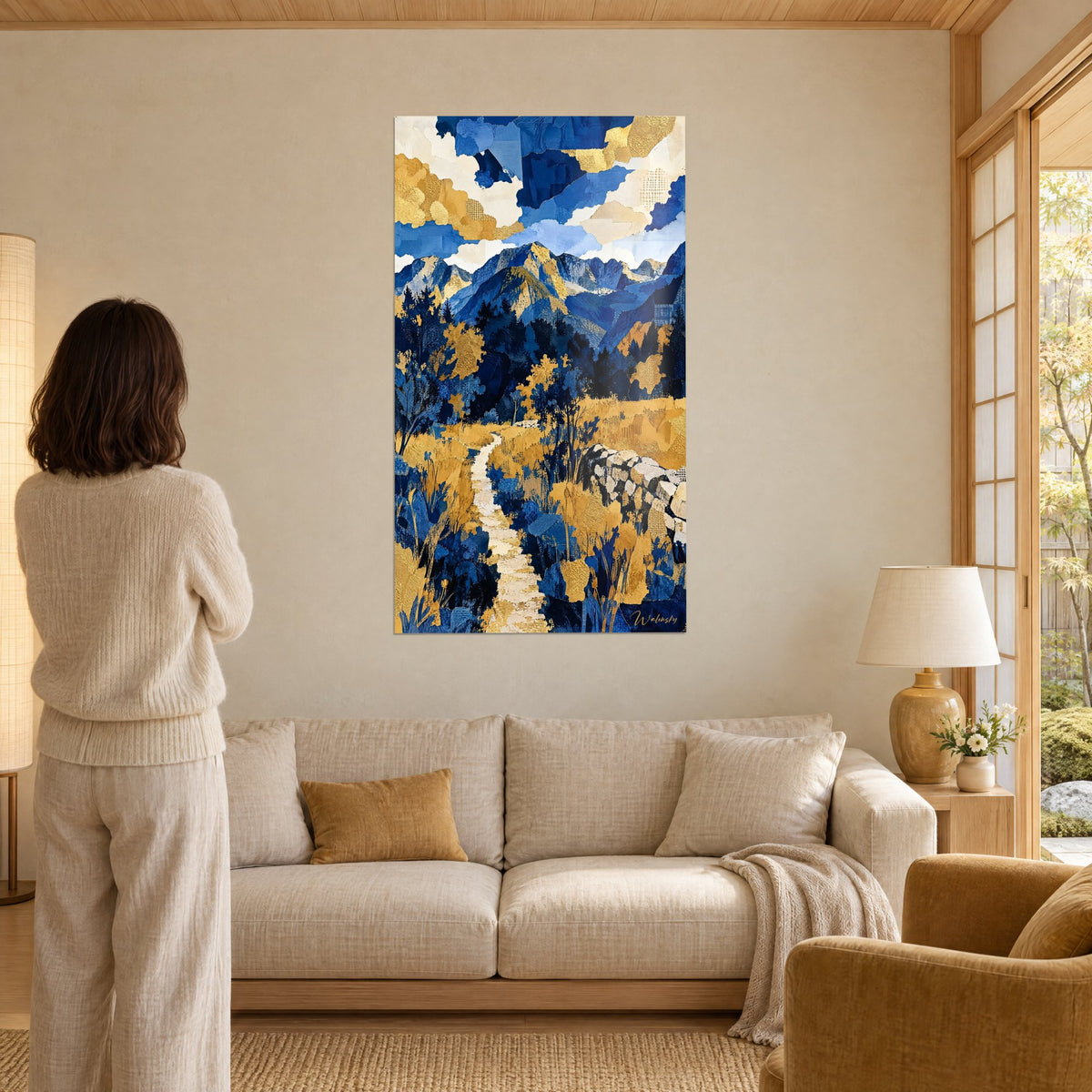 Gemälde gewundener cremefarbener Pfad zu kobaltblauen Gipfeln, goldene Gräser und Wolken als Collage, über einem Sofa in einem hellen Wohnzimmer