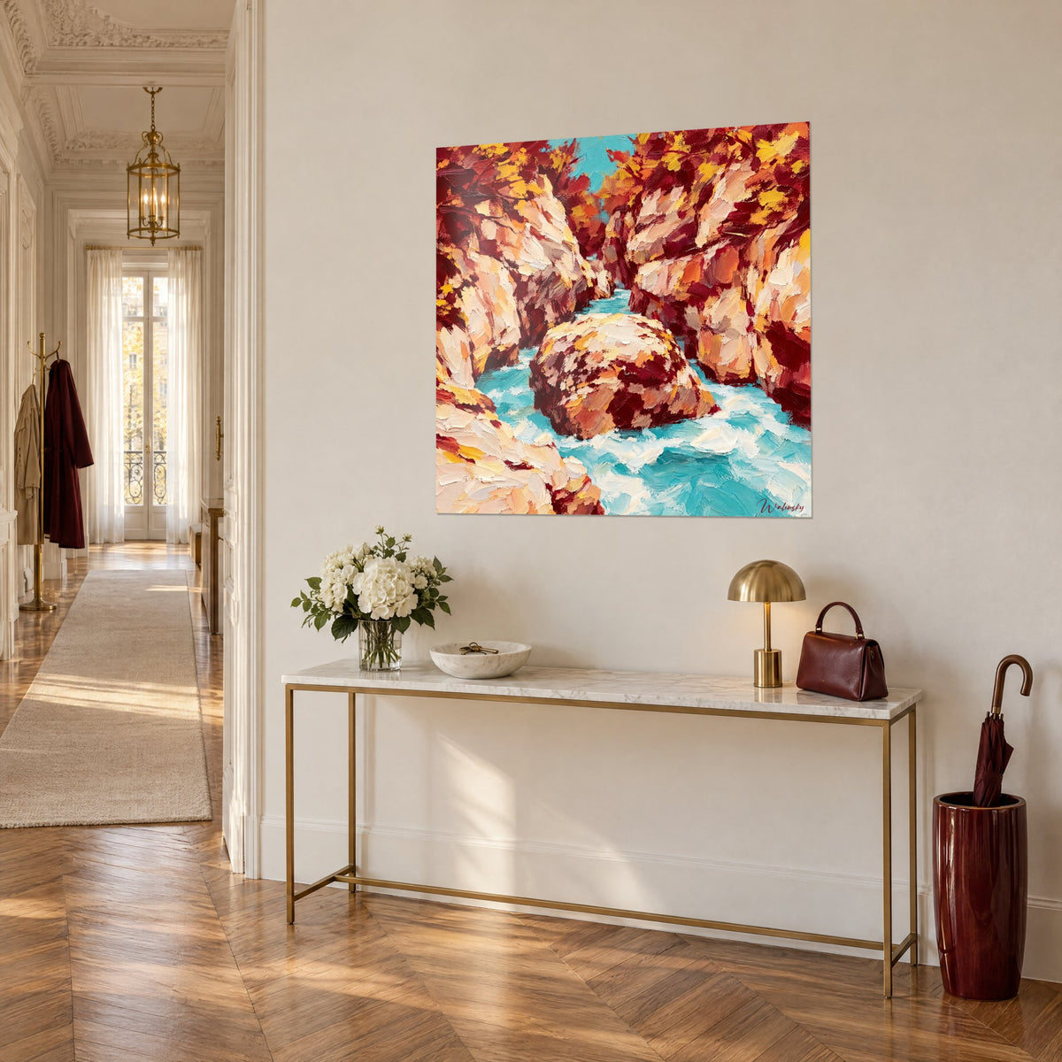 Tableau torrent d'eau azur bouillonnante entre parois rouges et crème, feuillages jaunes, mur beige d'un couloir haussmannien