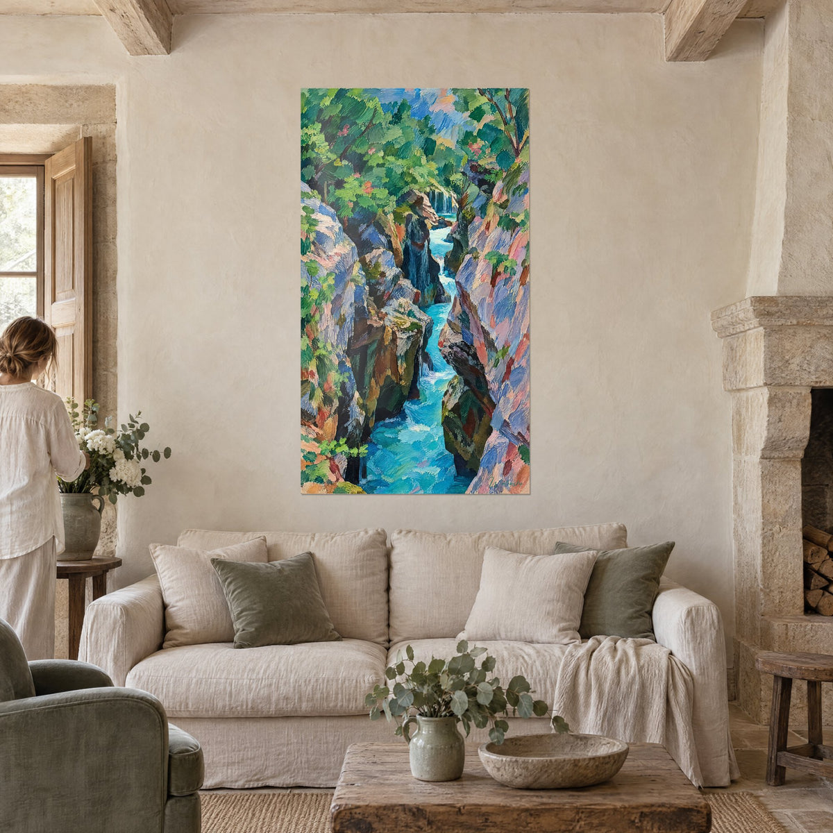 Tableau gorge rocheuse et torrent turquoise, falaises bleu-mauve et roses, au-dessus d'un canapé dans un salon lumineux