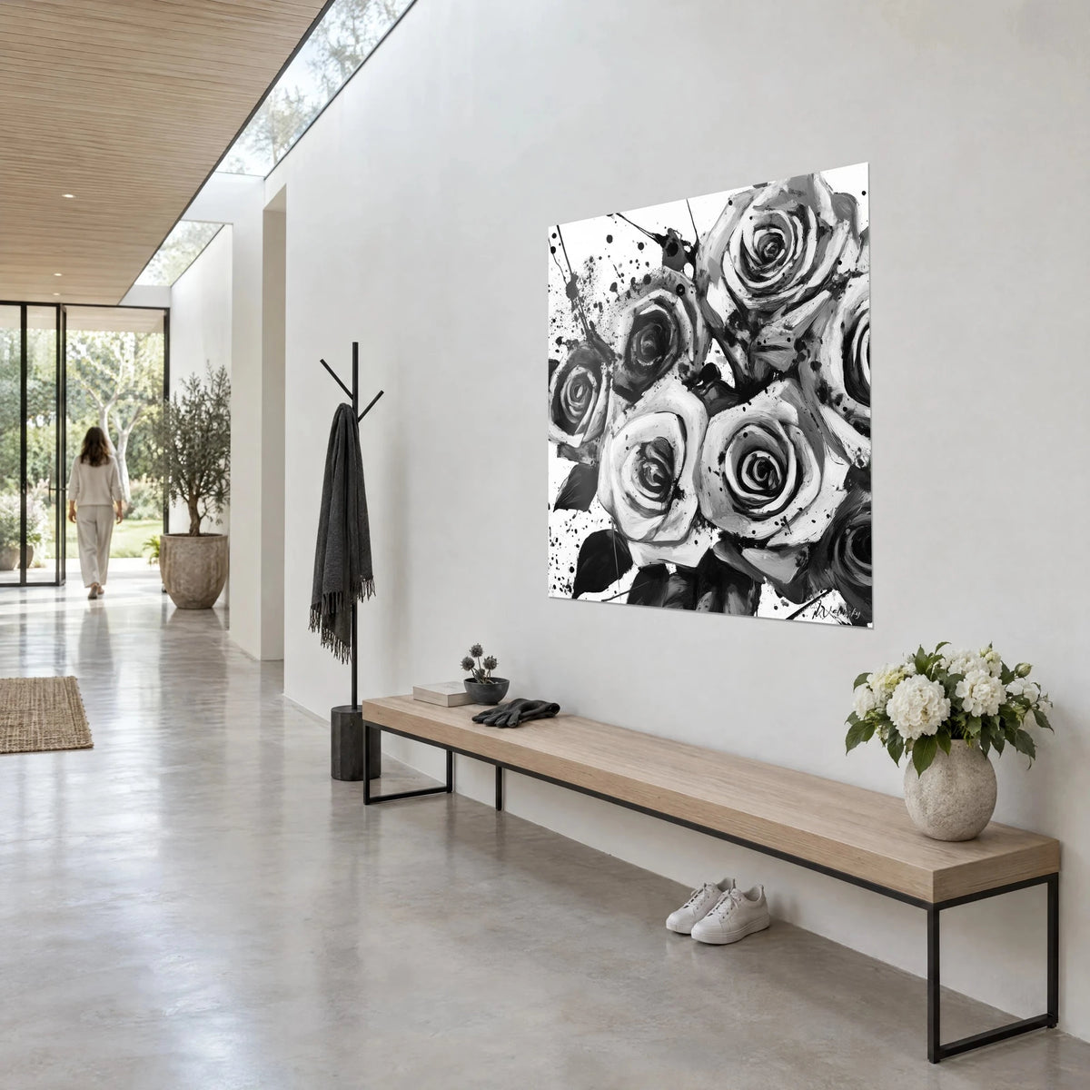 Quadro rose in piena fioritura dipinte a olio, spirali antracite e bianco sporco, macchie d'inchiostro, parete di un corridoio vetrato