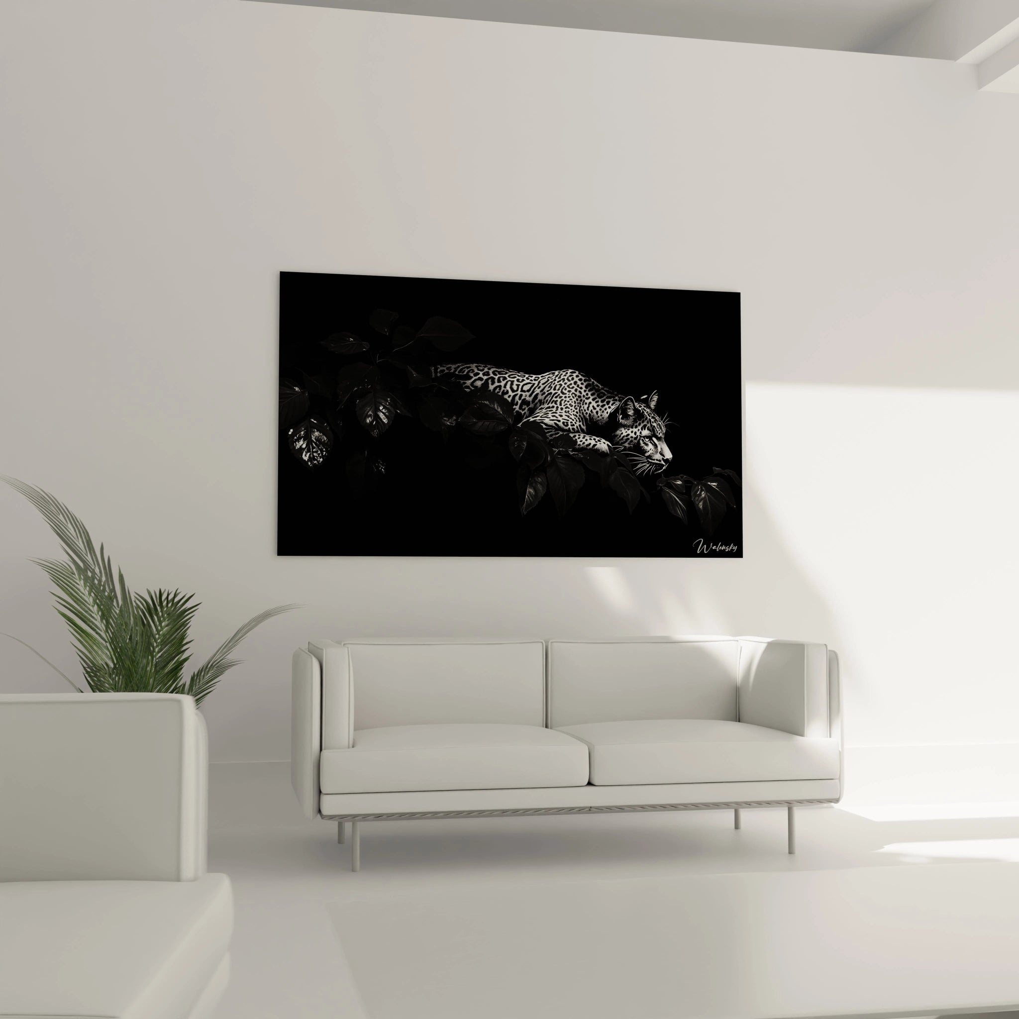 Un tableau jaguar réaliste capturant un félin tacheté en mouvement dans la végétation. Les nuances de noir, blanc et argent mettent en valeur la texture du pelage et le regard perçant de l'animal, tandis que les feuilles brillantes encadrent la composition.
