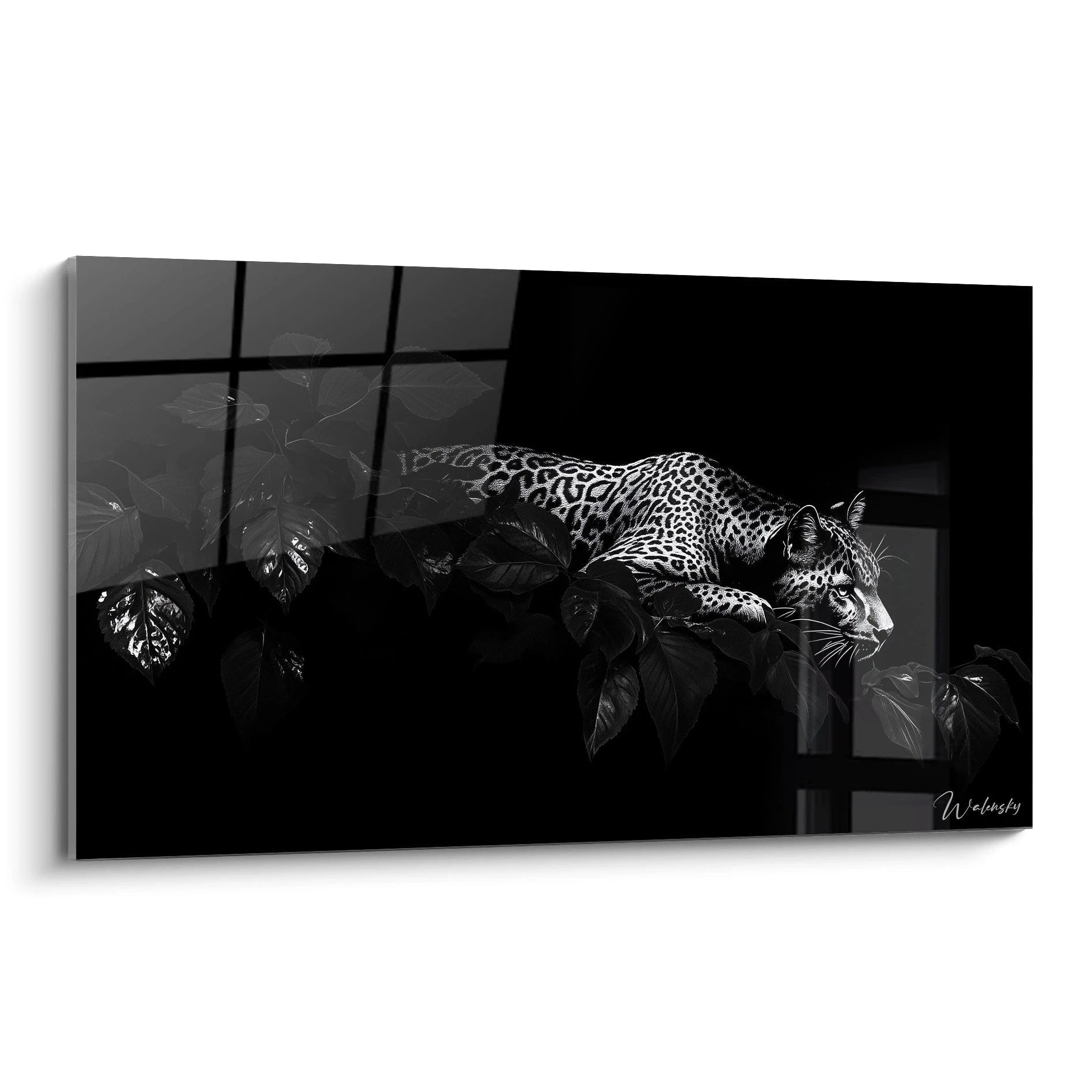Un tableau jaguar monochrome montrant un félin tacheté se faufilant entre des feuilles luisantes. Composition en noir, blanc et argent avec un contraste saisissant entre la fourrure tachetée et le fond sombre créant une atmosphère de jungle mystérieuse.
