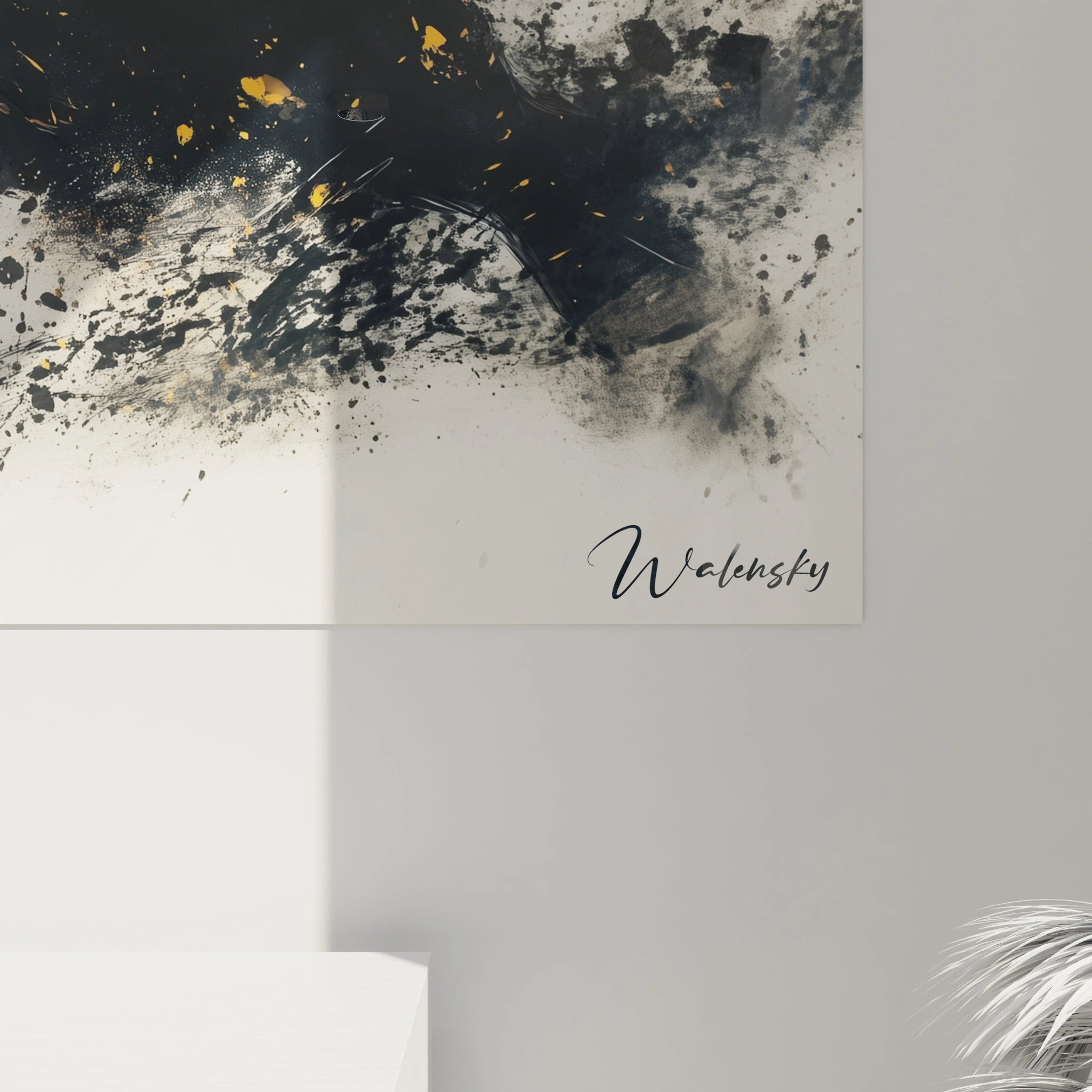 Un tableau jaguar minimaliste présentant un grand félin noir en déplacement, caractérisé par une technique mixte où l'encre dense forme le corps qui se désintègre en éclaboussures dynamiques, rehaussé par le jaune vif des yeux sur fond immaculé.
