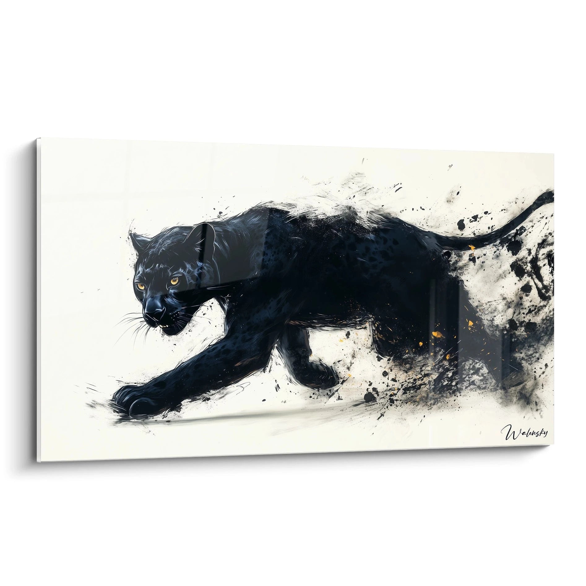 Un tableau jaguar représentant un félin noir en mouvement avec des yeux jaunes perçants, réalisé avec une technique d'éclaboussures d'encre créant un effet de dissolution sur fond blanc, mêlant réalisme anatomique et expression abstraite.

