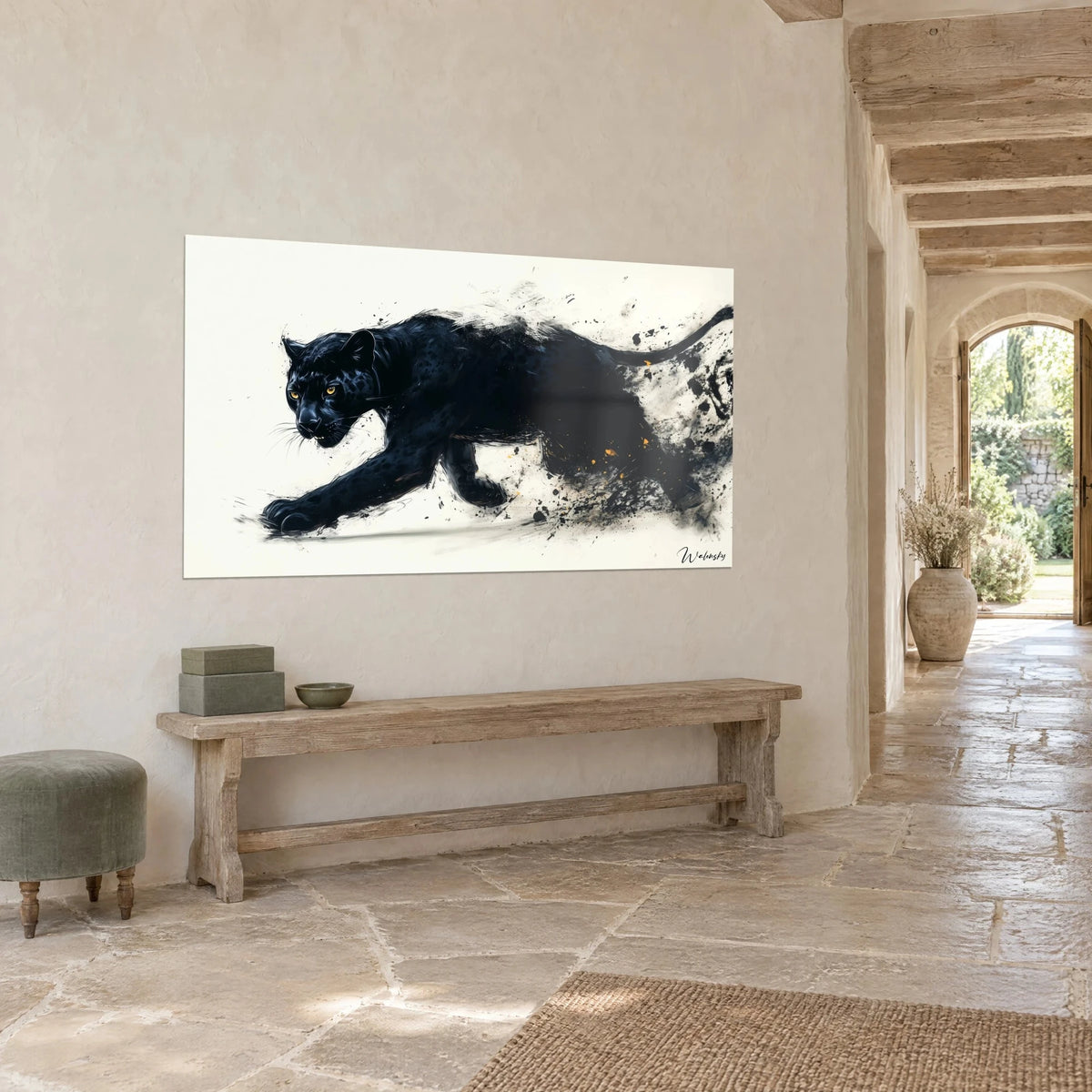 Tableau panthère d'encre noire en pleine course, taches dorées sur fond crème, accroché au-dessus d'un banc de pierre