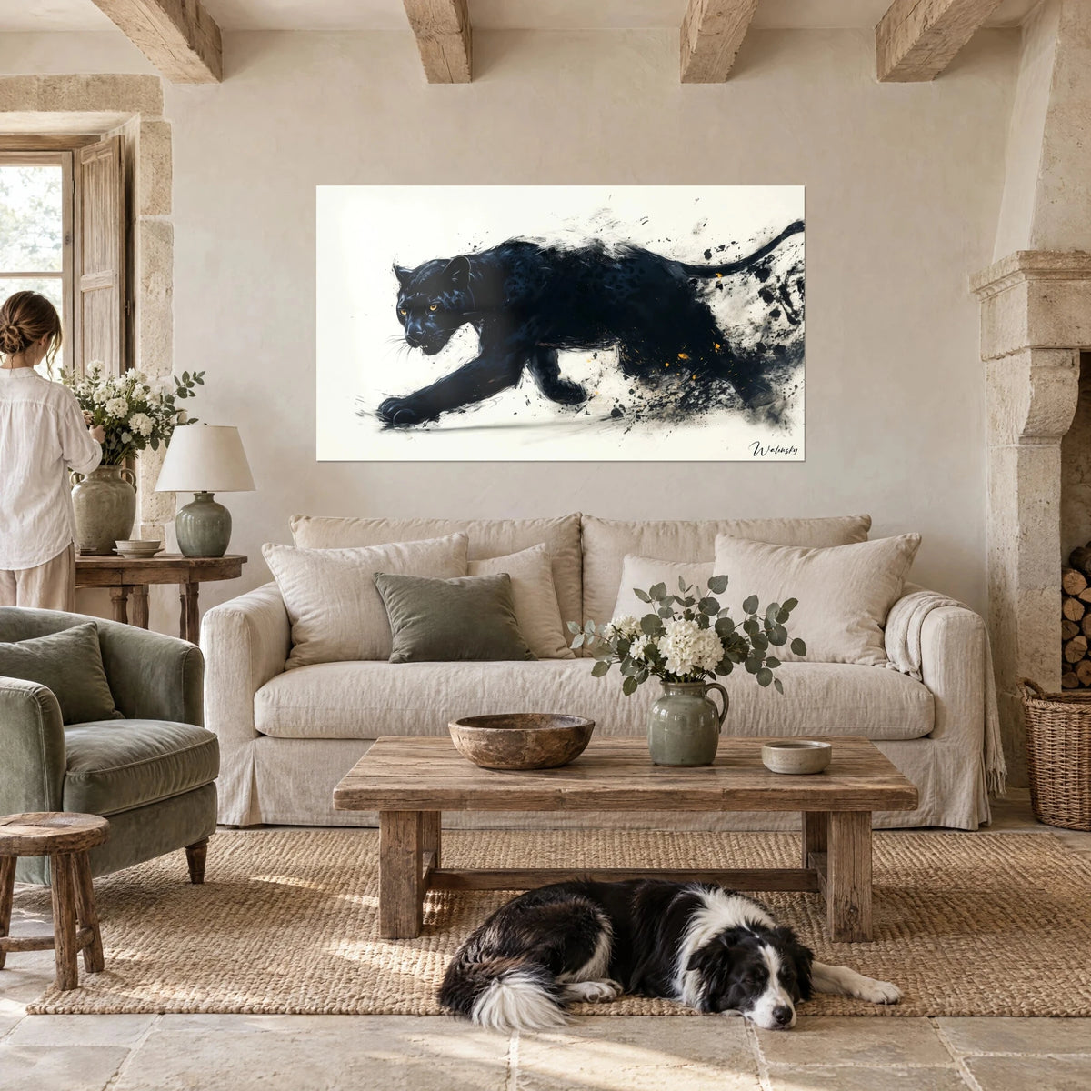 Tableau jaguar noir bondissant, yeux ambrés sur fond ivoire, éclaboussures d'encre, au-dessus d'un canapé dans un salon lumineux