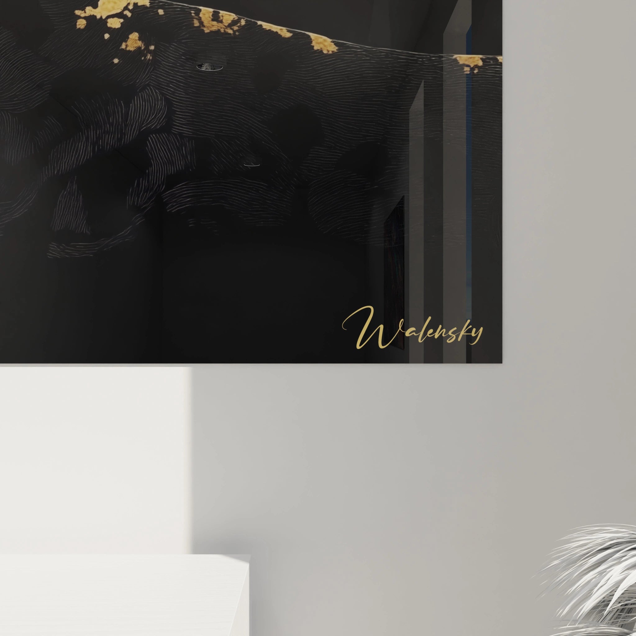 Un tableau jaguar majestueux présentant un portrait latéral de félin noir aux lignes précises. Des éclaboussures dorées rehaussent le pelage texturé tandis que l'œil ambré captive l'attention, créant une présence imposante sur l'arrière-plan noir profond.

