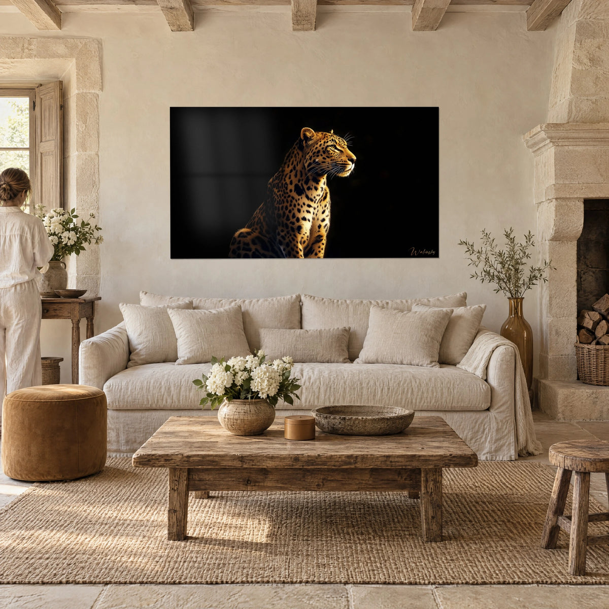 Gemälde Jaguar im Profil mit ockerfarbenem und schwarzem Fell, dunkler Hintergrund, an einer Steinwand über einem Sofa in einem hellen Wohnzimmer