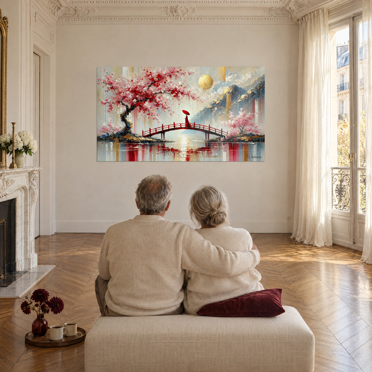Tableau passerelle laquée rouge, fleurs de sakura roses et soleil doré, contemplé par un couple de dos dans un grand salon