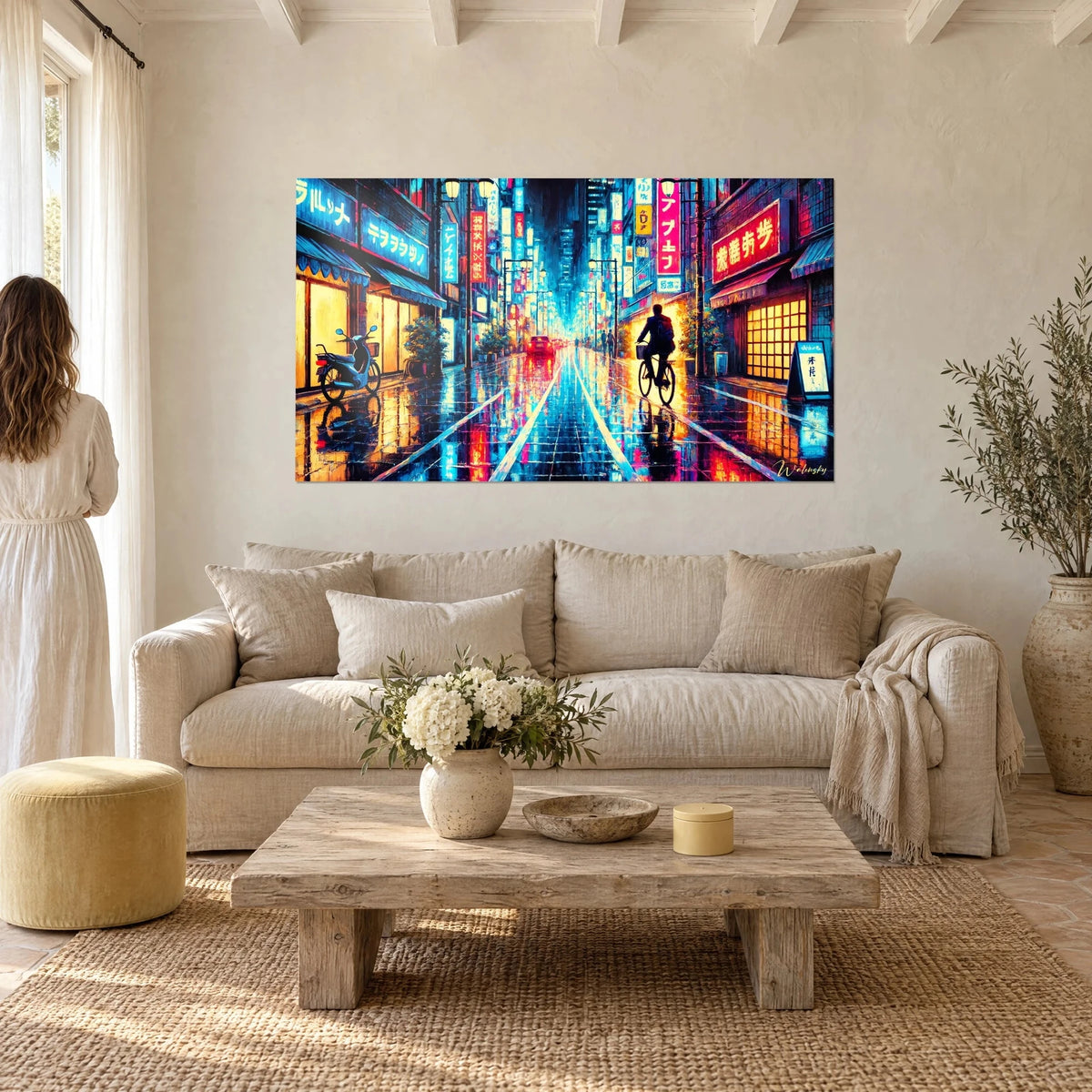 Schilderij nachtelijke straat van Tokio in de regen, roze en blauw neon, fietser als silhouet, boven een bank in een lichte woonkamer