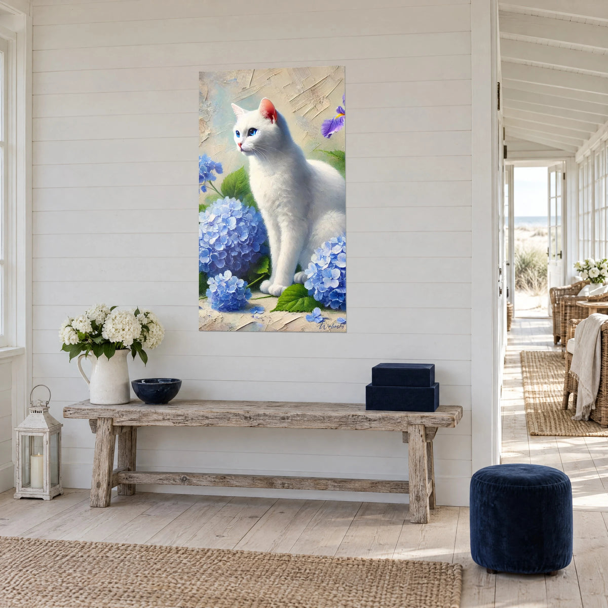 Cuadro gatito inmaculado con oreja rosa, hortensias azul lavanda y hojas verdes, en un salón junto al mar