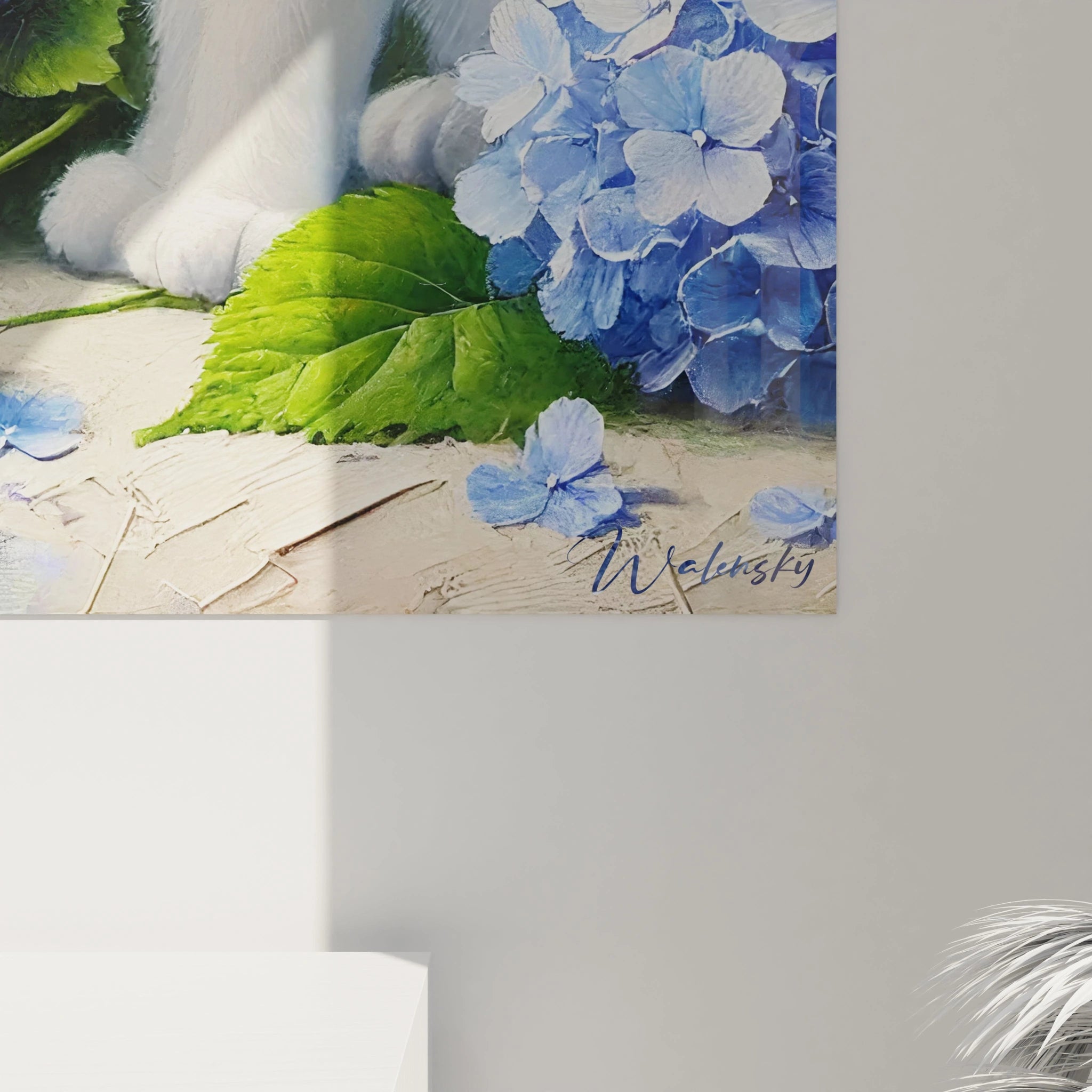 Une vue détaillée de ce tableau chat révèle les textures riches des fleurs d'hortensias et de la fourrure du chat blanc. Une œuvre idéale pour une décoration alliant naturel et élégance raffinée.