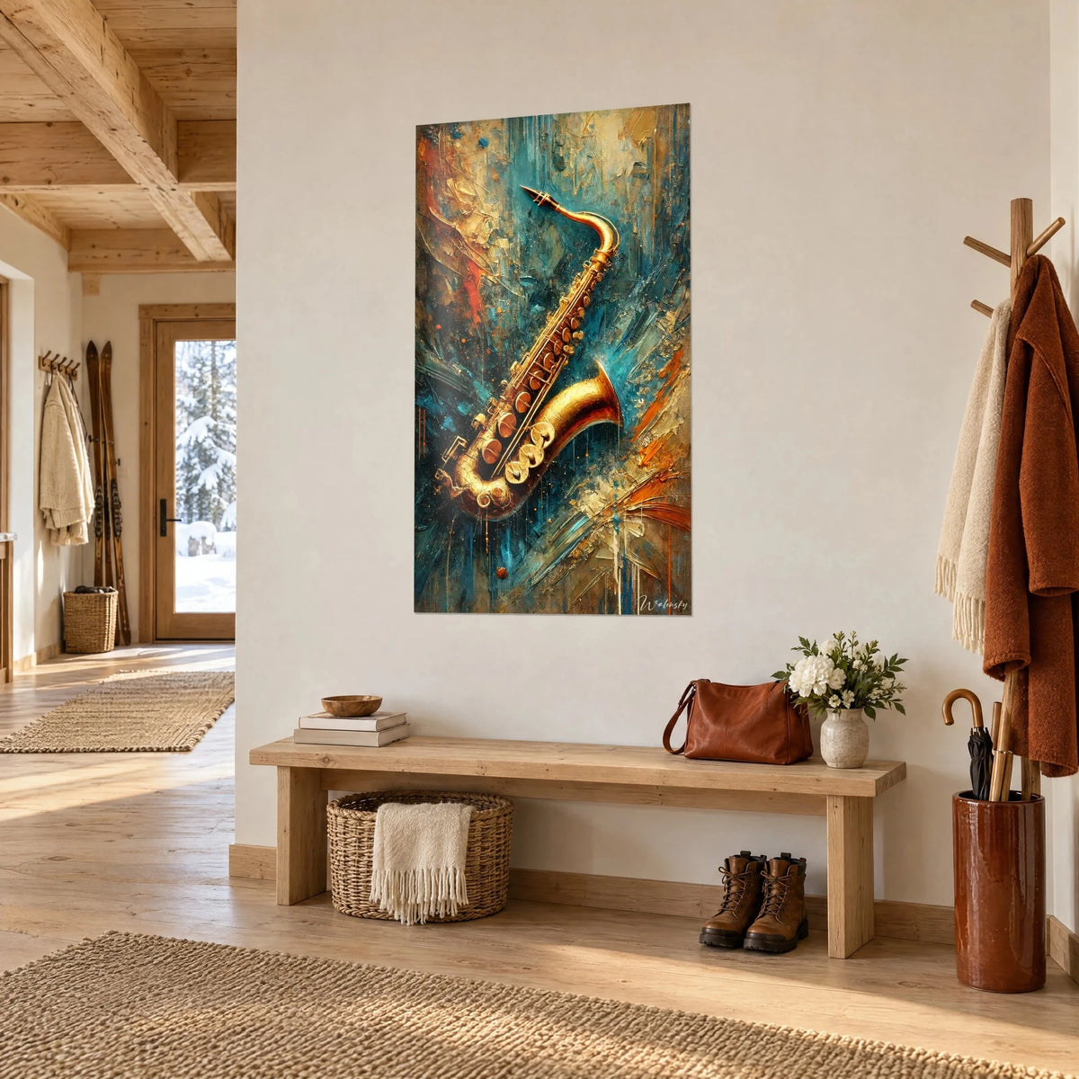 Schilderij jazzinstrument in glanzend koper, roodachtige beker en amberkleurige kleppen, in een entree van een chalet van licht hout