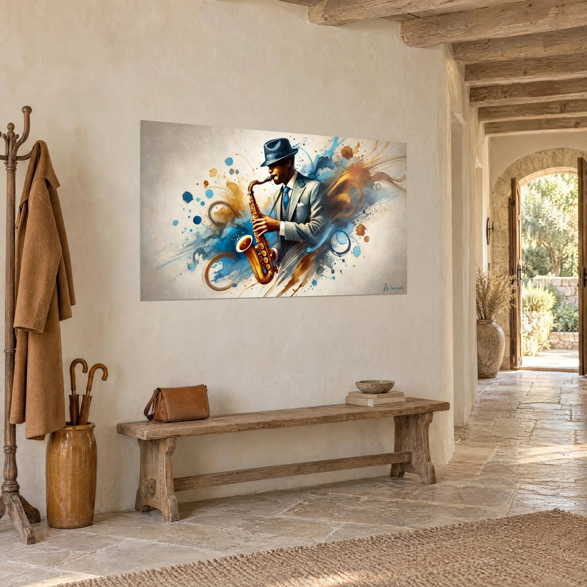 Quadro musicista jazz in abito grigio, ottone dorato del sassofono e macchie azzurre, parete di un ingresso in pietra