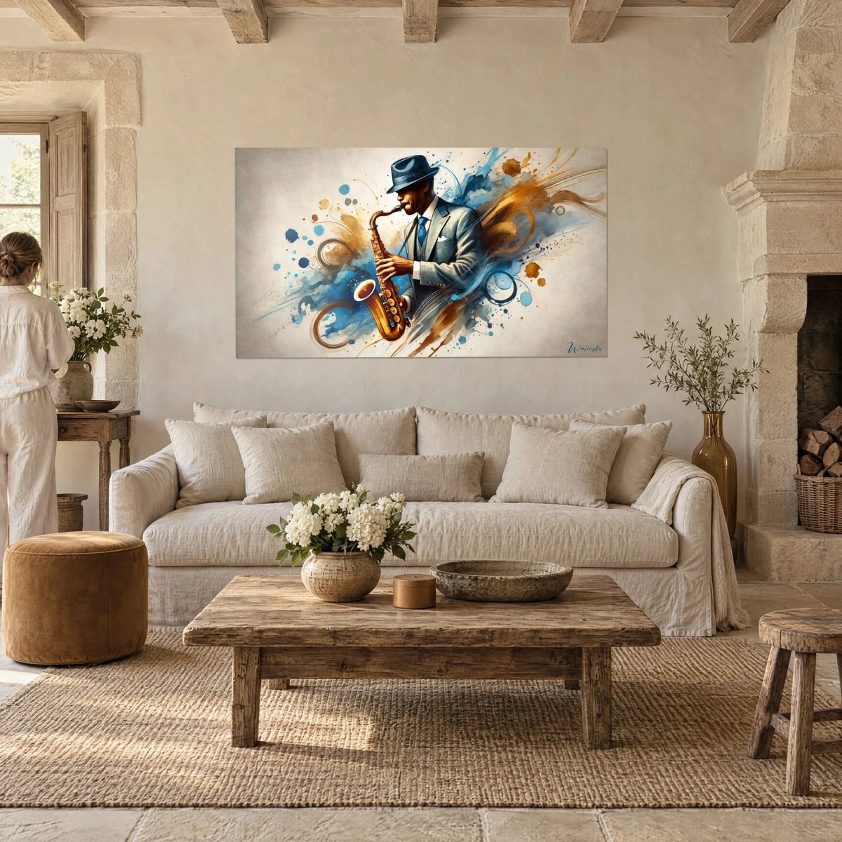 Quadro sassofonista con cappello blu, schizzi turchesi e ocra, sopra un divano in un soggiorno luminoso