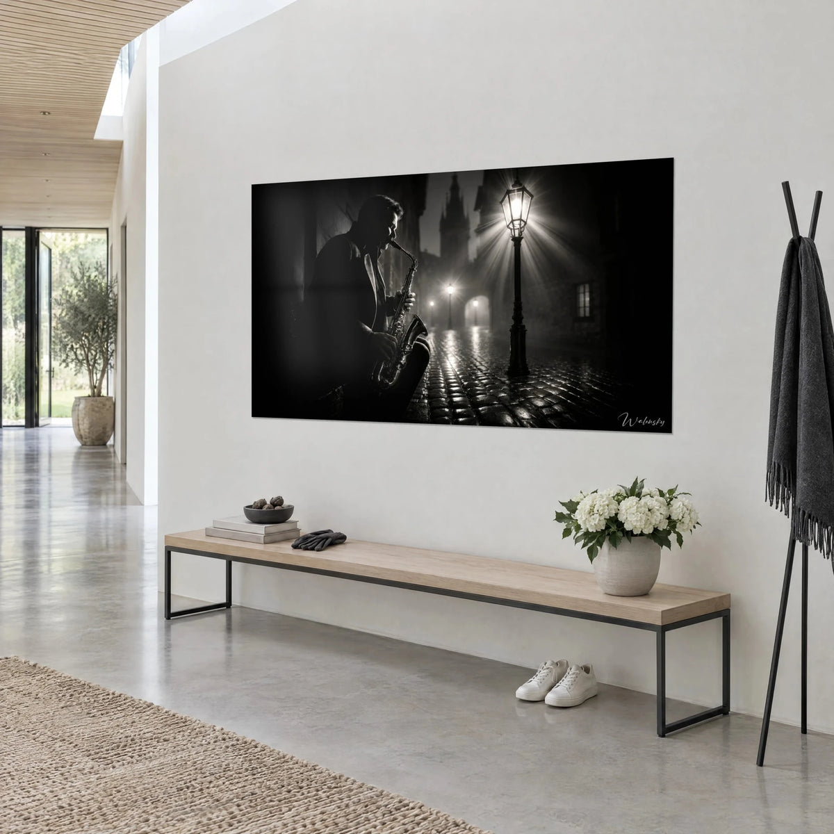 Schilderij jazzmuzikant leunend tegen een stenen muur, zilveren saxofoon, witte gloed van de straatlantaarn, mistig steegje, driekwart zicht op een lichte muur