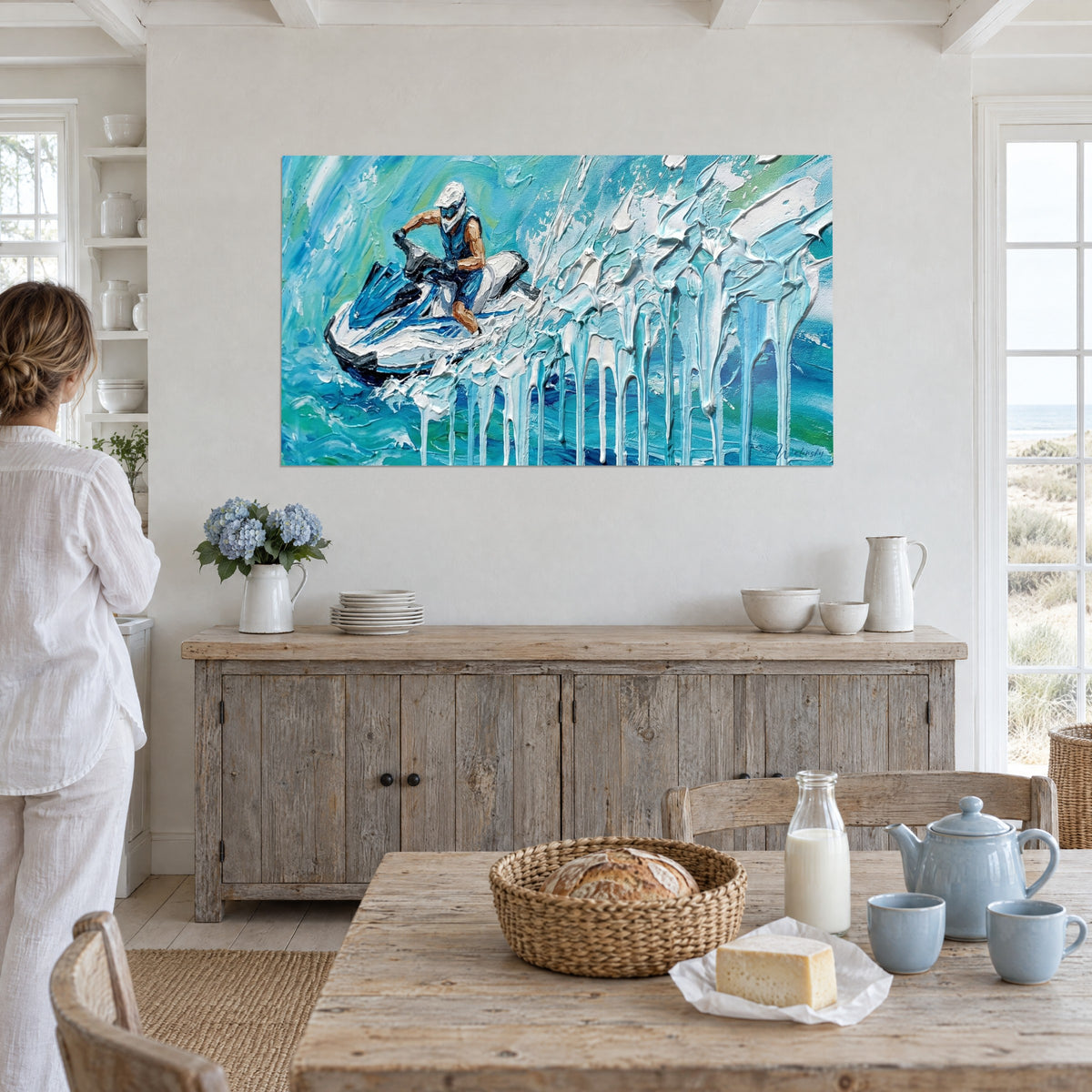 Tableau pilote en gilet bleu sur sa moto d'eau, crête d'écume blanche et fond turquoise, accroché dans une cuisine bord de mer