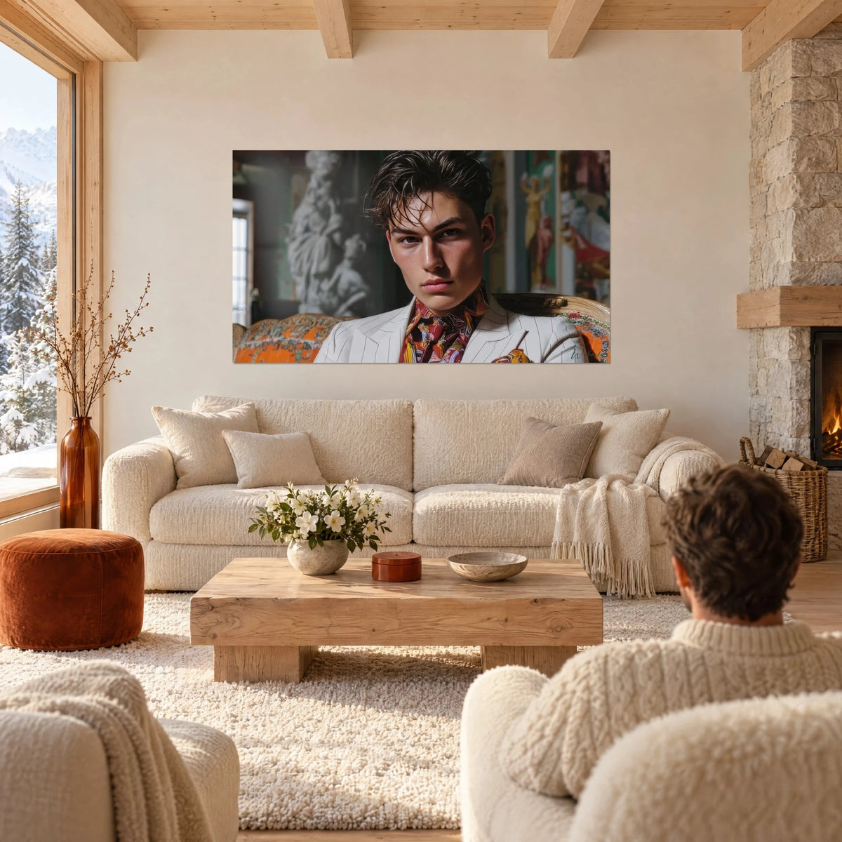 Quadro di un giovane dallo sguardo intenso, ciocche castane, giacca avorio a righe e foulard rosso arancio, sopra un divano in un soggiorno luminoso