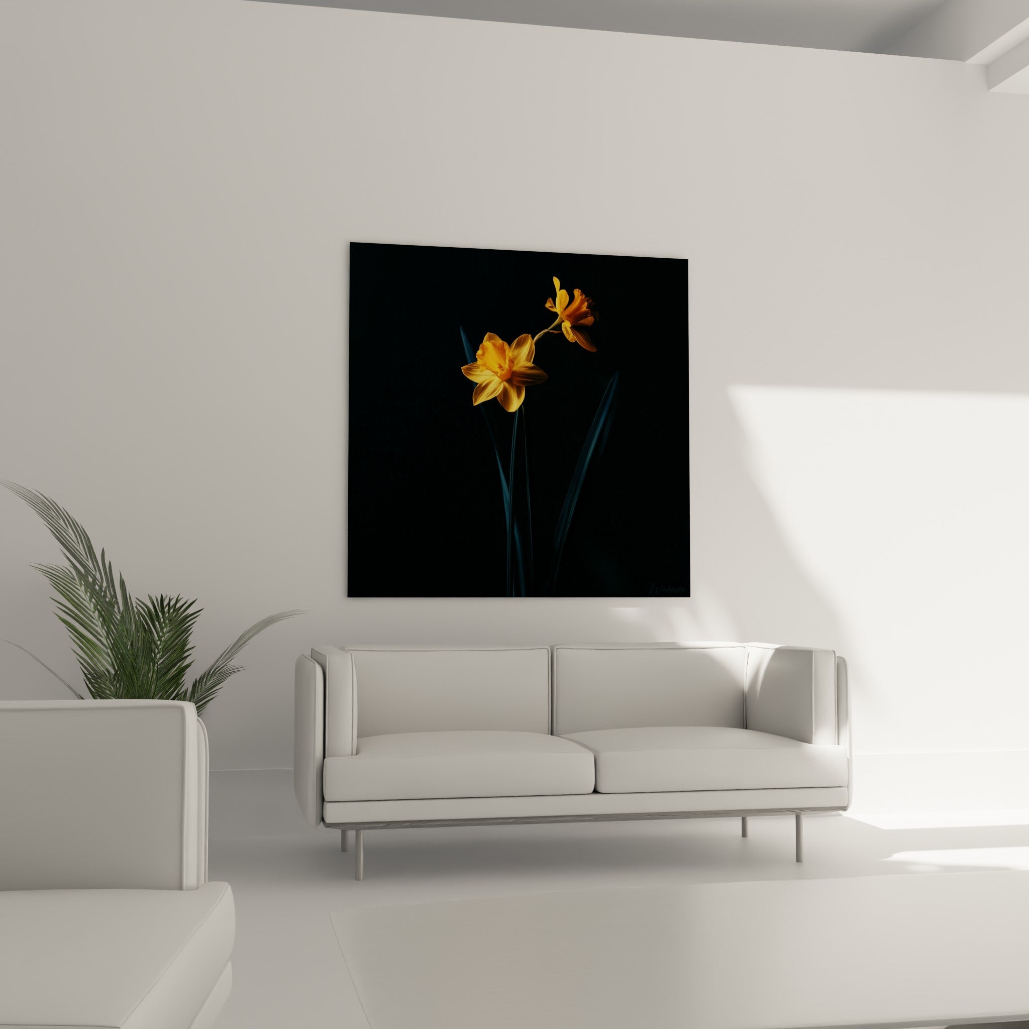 Pétales de jonquille orange et jaune éclairés dans la pénombre, positionnés au-dessus d'un canapé dans un salon lumineux