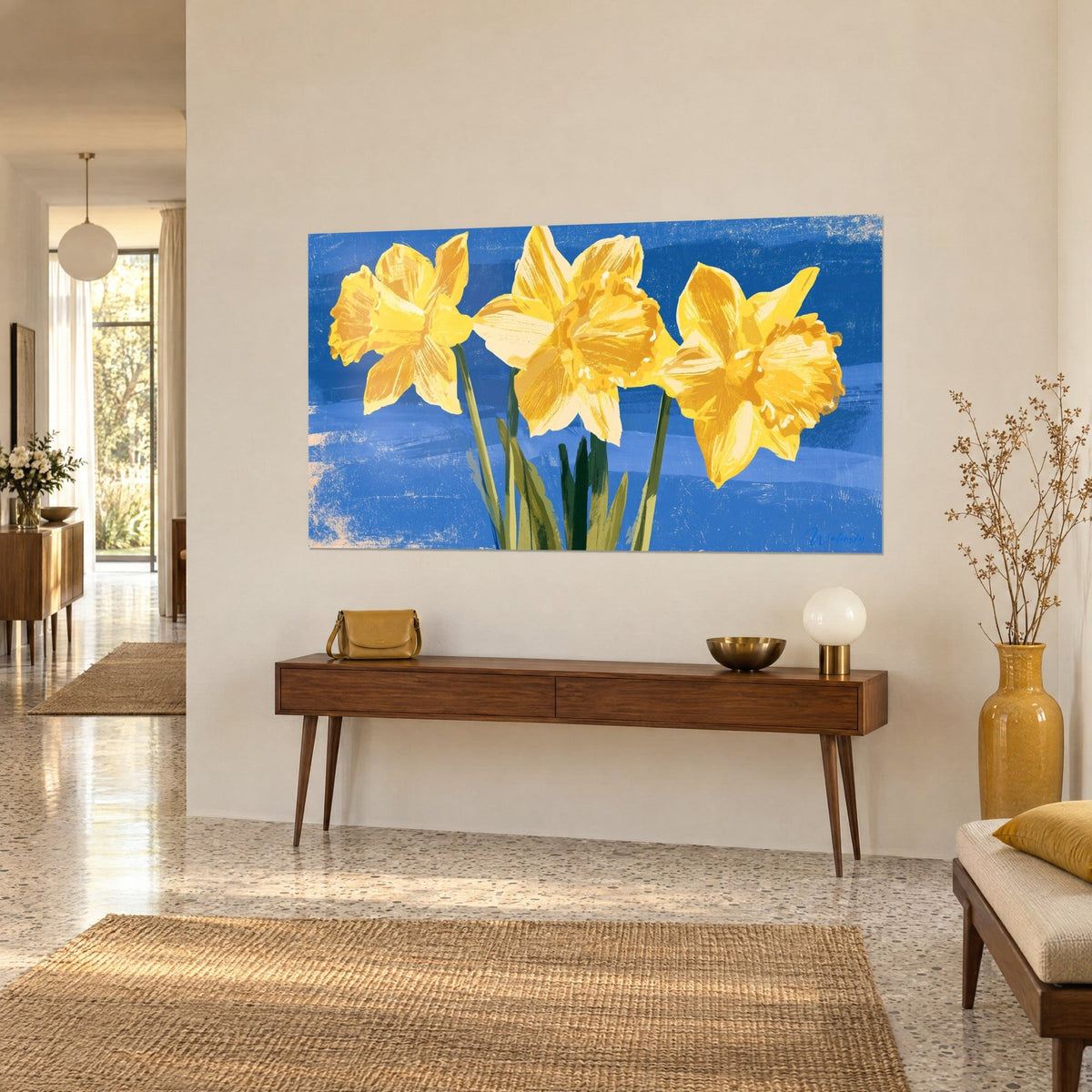 Quadro narcisi ocra e crema dai petali stropicciati, fondo blu oltremare, sopra una console in legno in un soggiorno