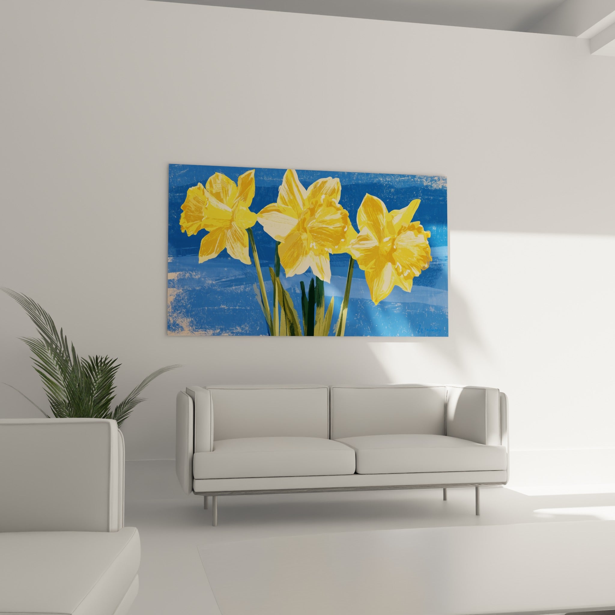 Trois fleurs de jonquille jaune vif et bleu ciel en fond, au-dessus d'un canapé dans un salon lumineux