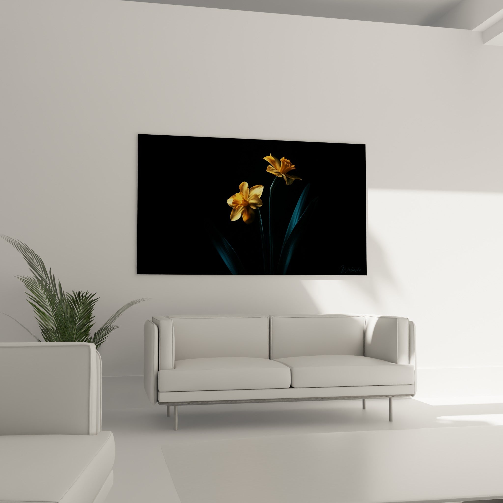 Pétales orangés et tiges bleu pétrole de jonquilles nocturnes, disposés au-dessus d'un canapé dans un salon lumineux