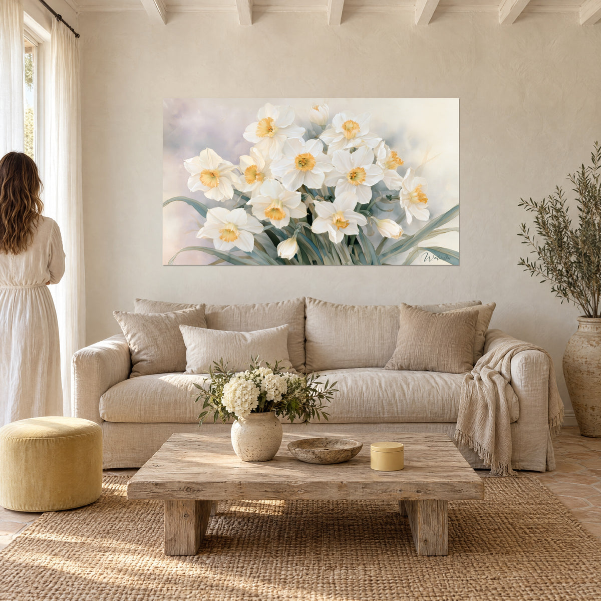 Schilderij boeket witte narcissen met amberkleurig hart, grijsgroene bladeren, boven een bank in een lichte woonkamer