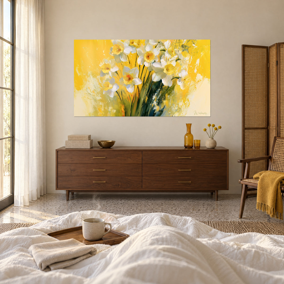 Gemälde Narzissenstrauß in Creme und Sonnengelb, tiefgrüne Stiele, über einem Bett in einem hellen Schlafzimmer