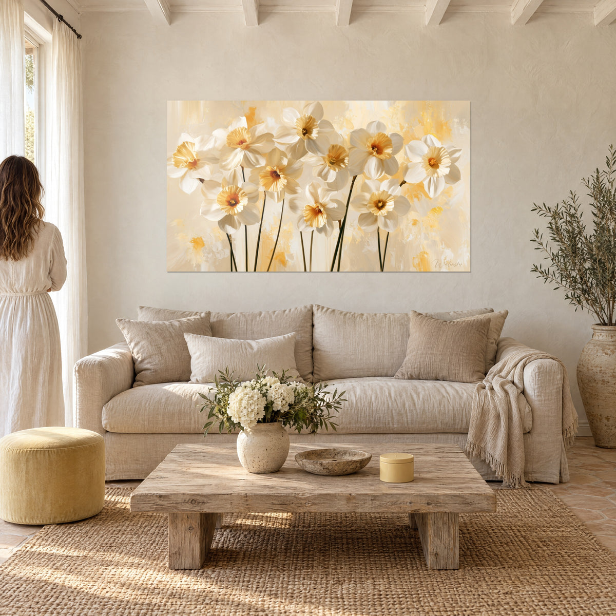 Cuadro narcisos blancos con corazones dorados, tallos negros sobre fondo crema, encima de un sofá en un salón luminoso