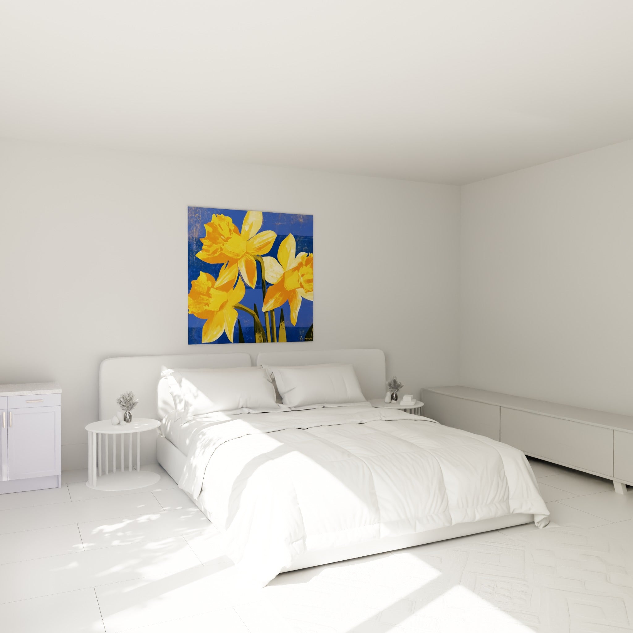 Bouquet de jonquilles dorées et bleu profond au-dessus d'un lit dans une chambre claire