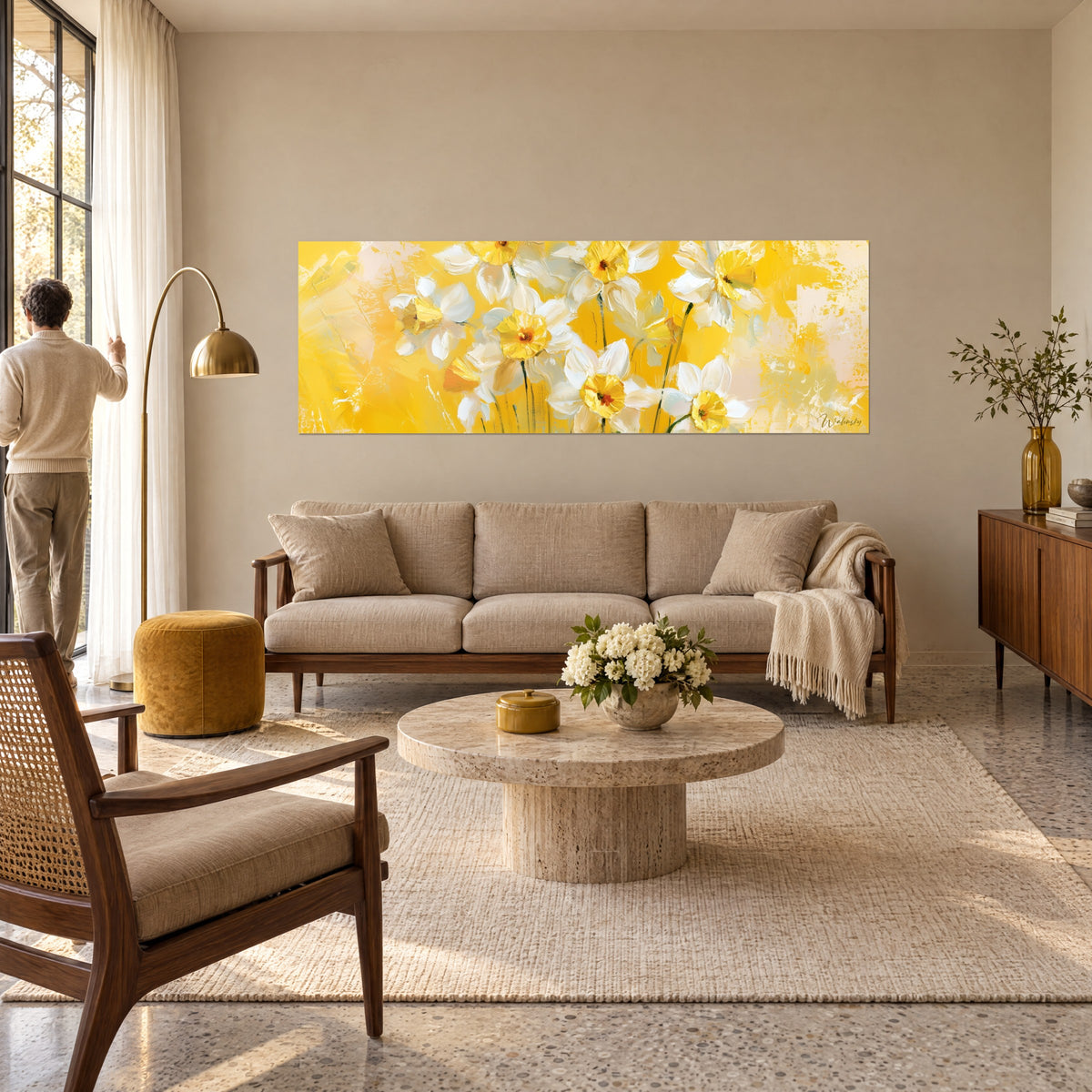 Tableau narcisses blancs au cœur orangé sur fond jaune doré, au-dessus d'un canapé dans un salon lumineux