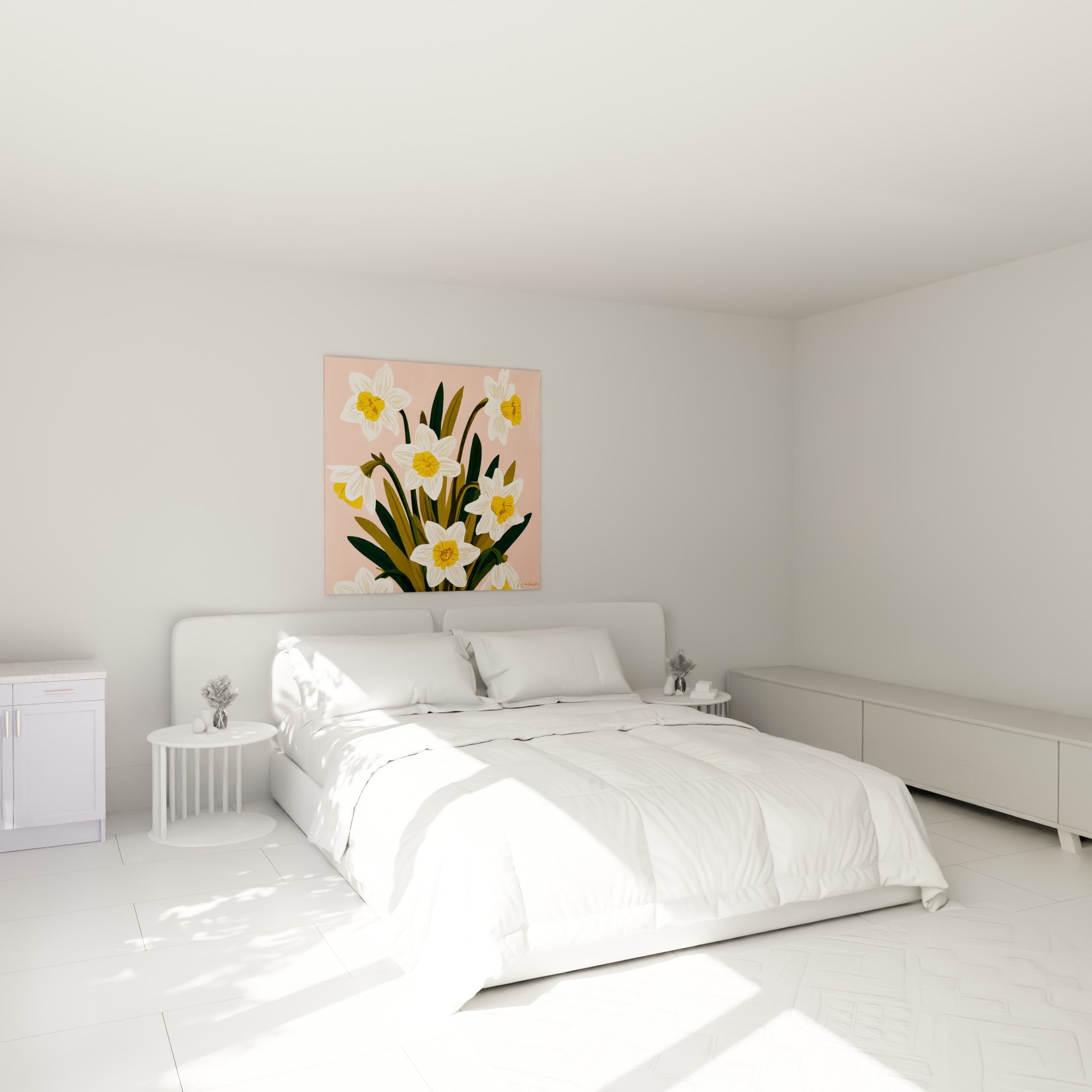 Bouquet de jonquilles blanches et jaunes, fond rose pastel, au-dessus d'un lit dans une chambre claire
