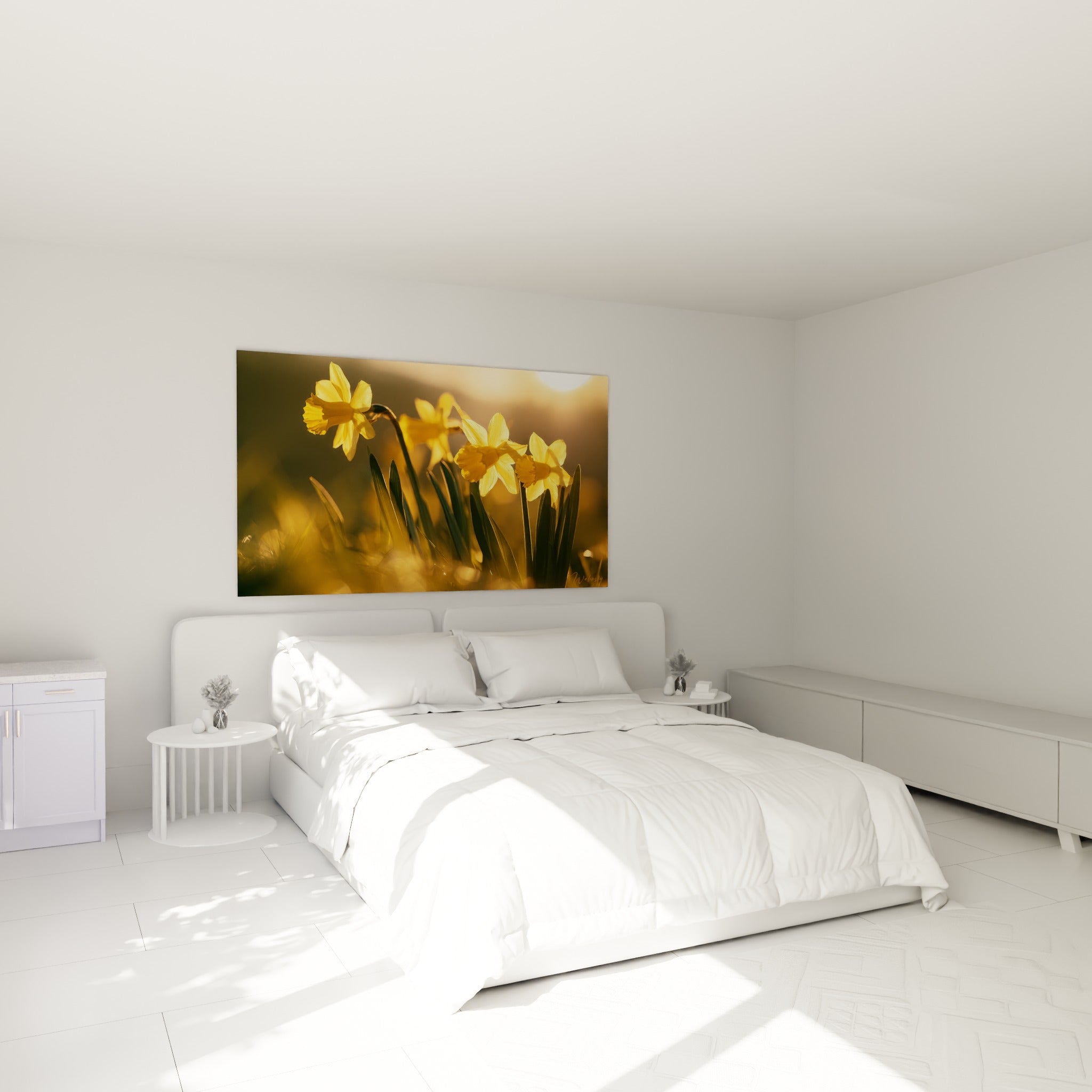 Bouquet de jonquilles dorées et vertes au-dessus d'un lit dans une chambre claire