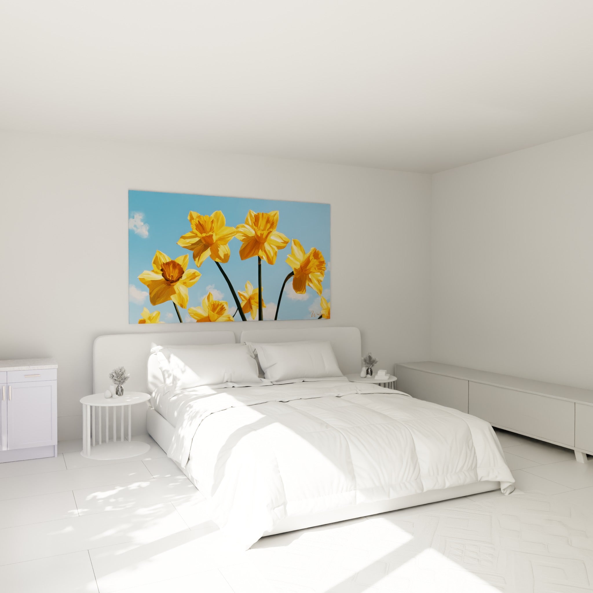 Bouquet de jonquilles jaunes et bleu ciel accroché au-dessus d'un lit dans une chambre claire