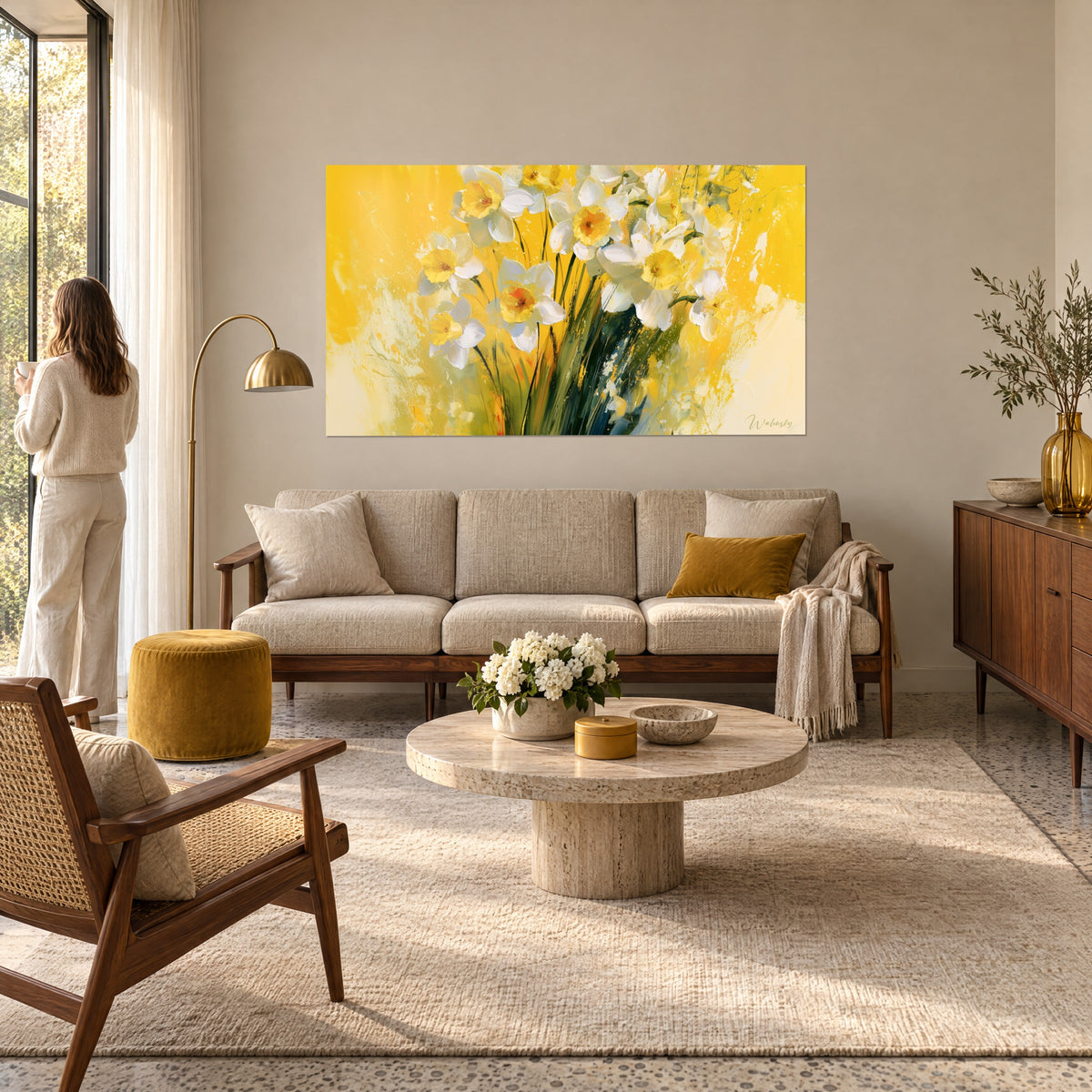 Gemälde Strauß weißer Narzissen mit goldgelber Mitte auf leuchtend gelbem Grund, über einem Sofa in einem hellen Wohnzimmer