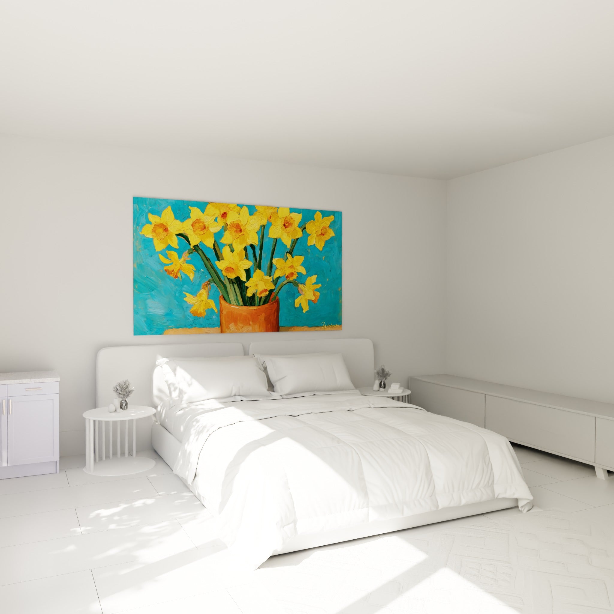 Bouquet de jonquilles jaunes et bleu turquoise accroché au-dessus d'un lit dans une chambre claire
