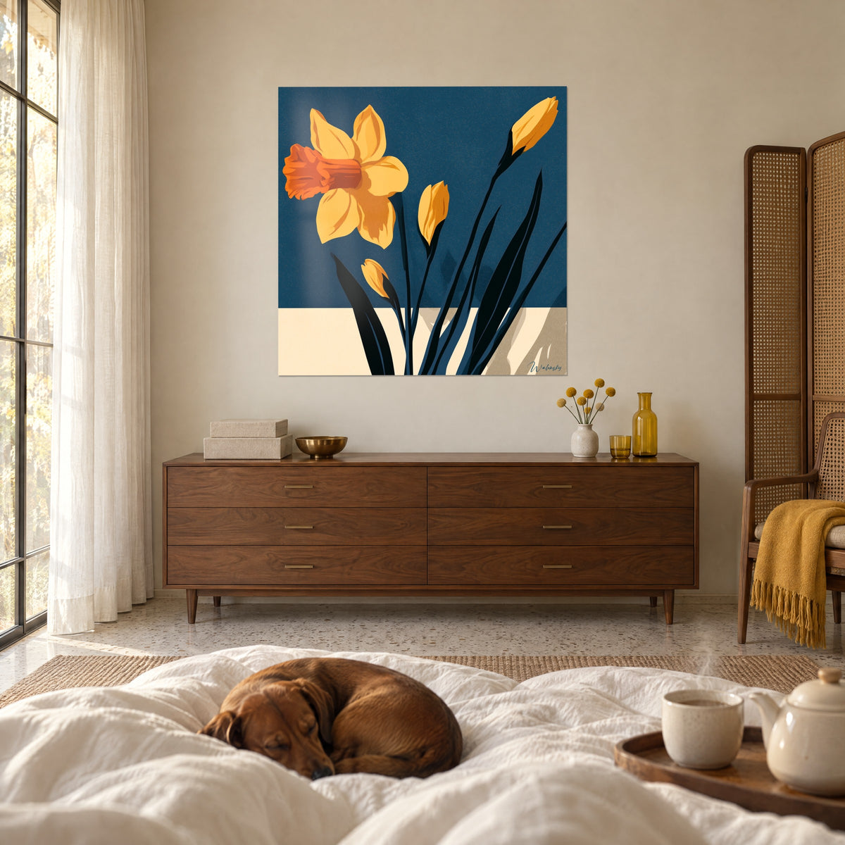 Tableau trompette orange de jonquille et boutons dorés sur bleu nuit, dachshund couché sur un lit blanc, au-dessus d'un lit dans une chambre claire