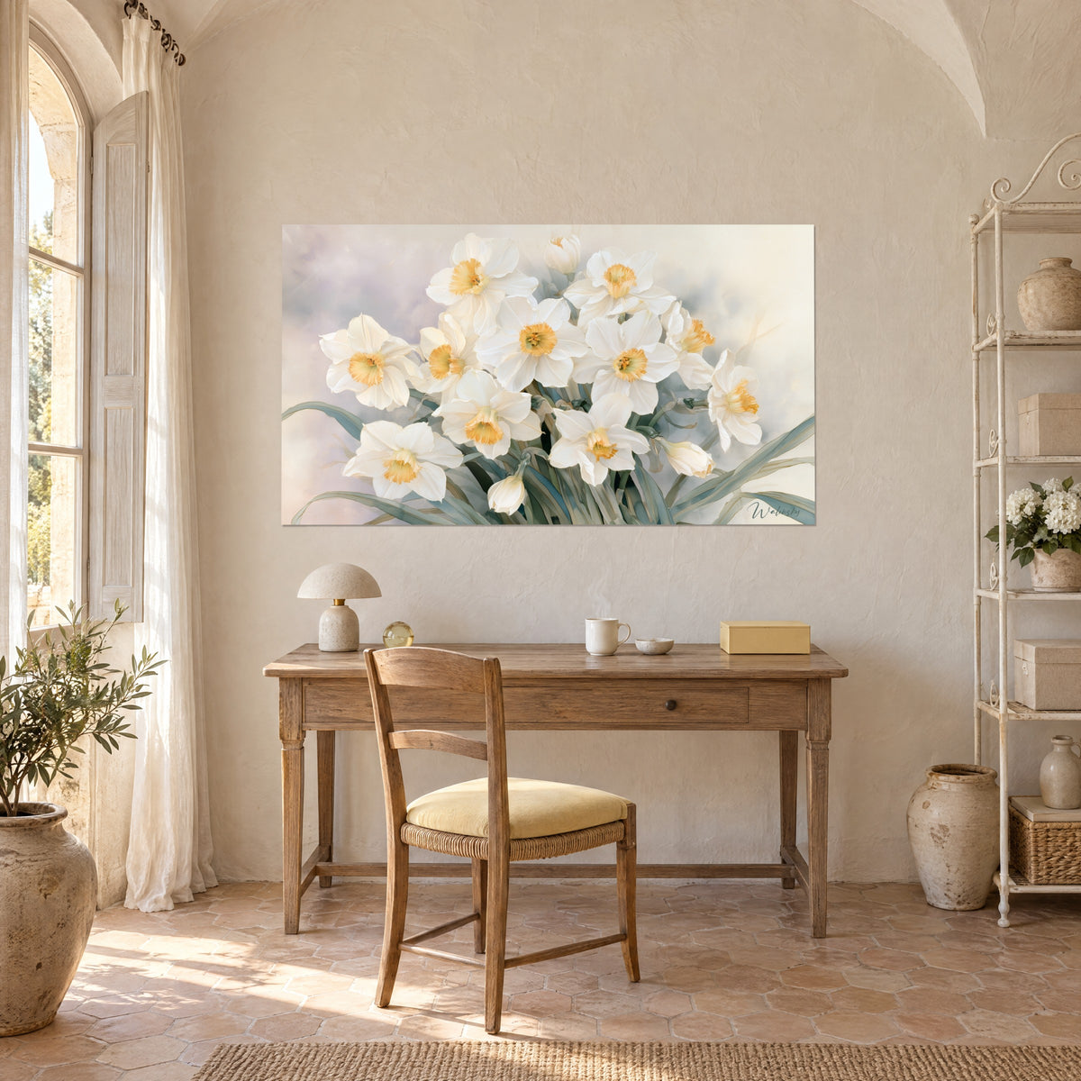 Schilderij witte narcissen met oranje kroonbladen, lila en beige tinten, boven een houten bureau in een boerderij