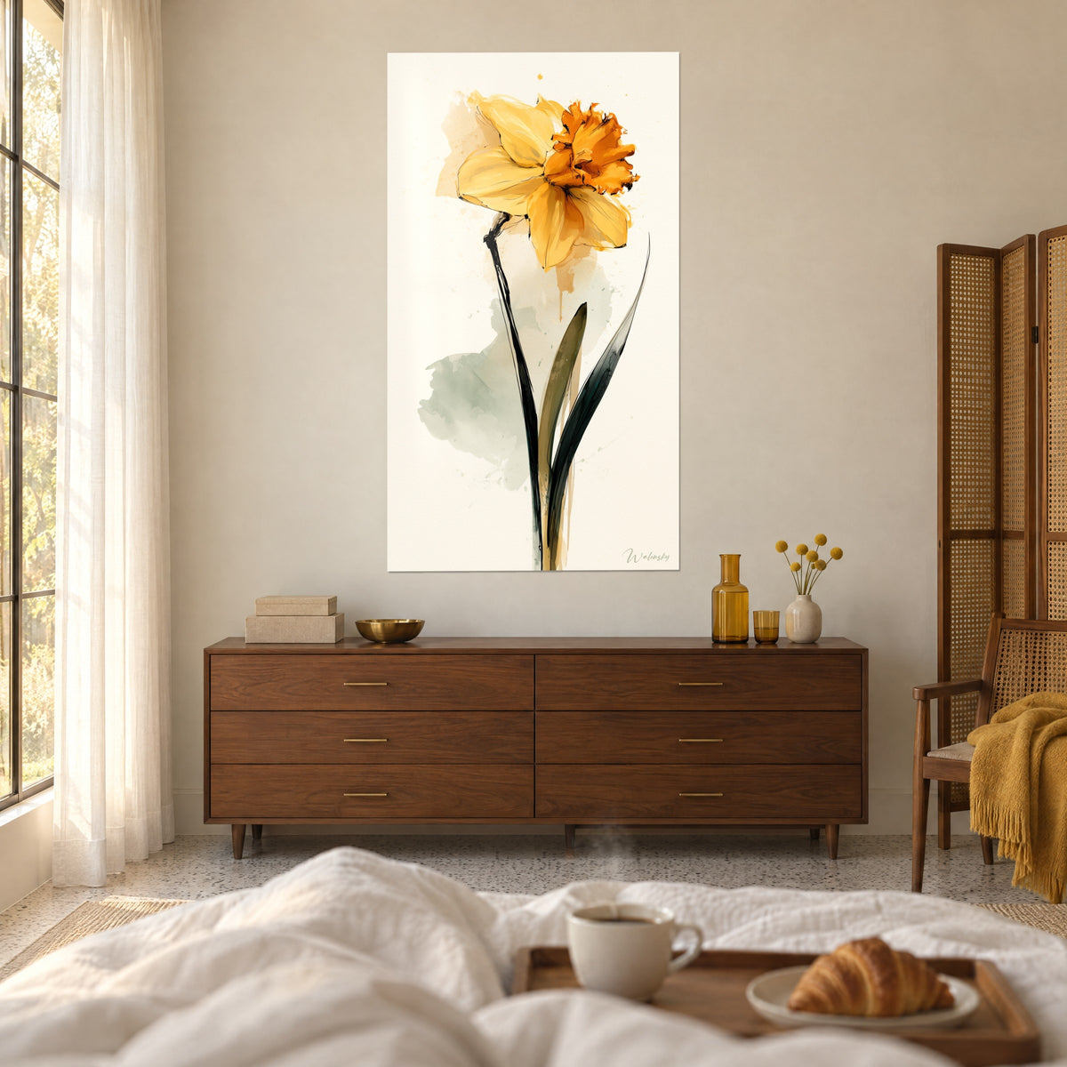 Quadro narciso ocra e arancio vivo su fondo crema, foglie verde oliva, bordo nero della cornice, sopra un letto in una camera luminosa