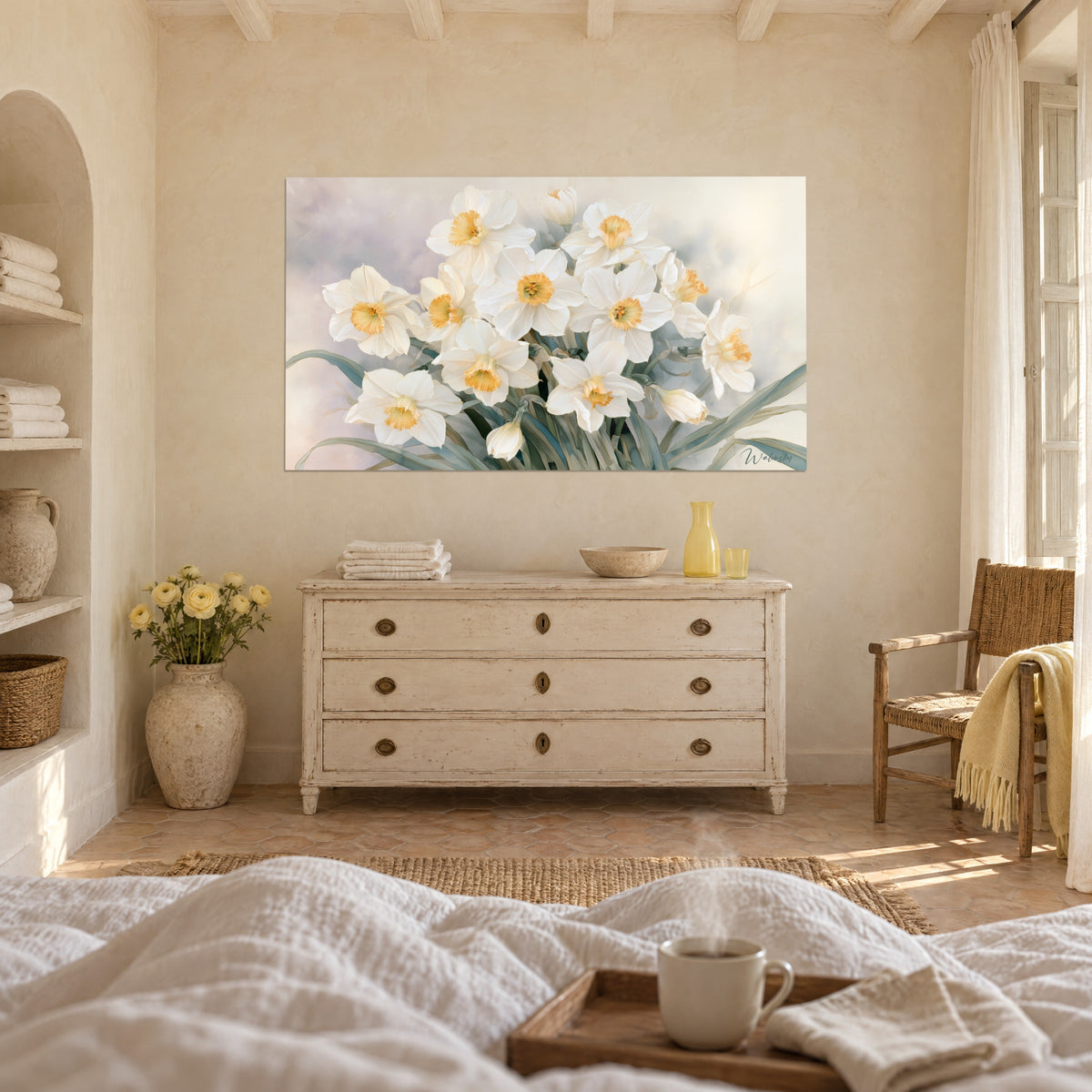 Schilderij lentebloemen in ivoor met saffraankleurige harten, grijsgroen gebladerte, boven een bed in een lichte slaapkamer