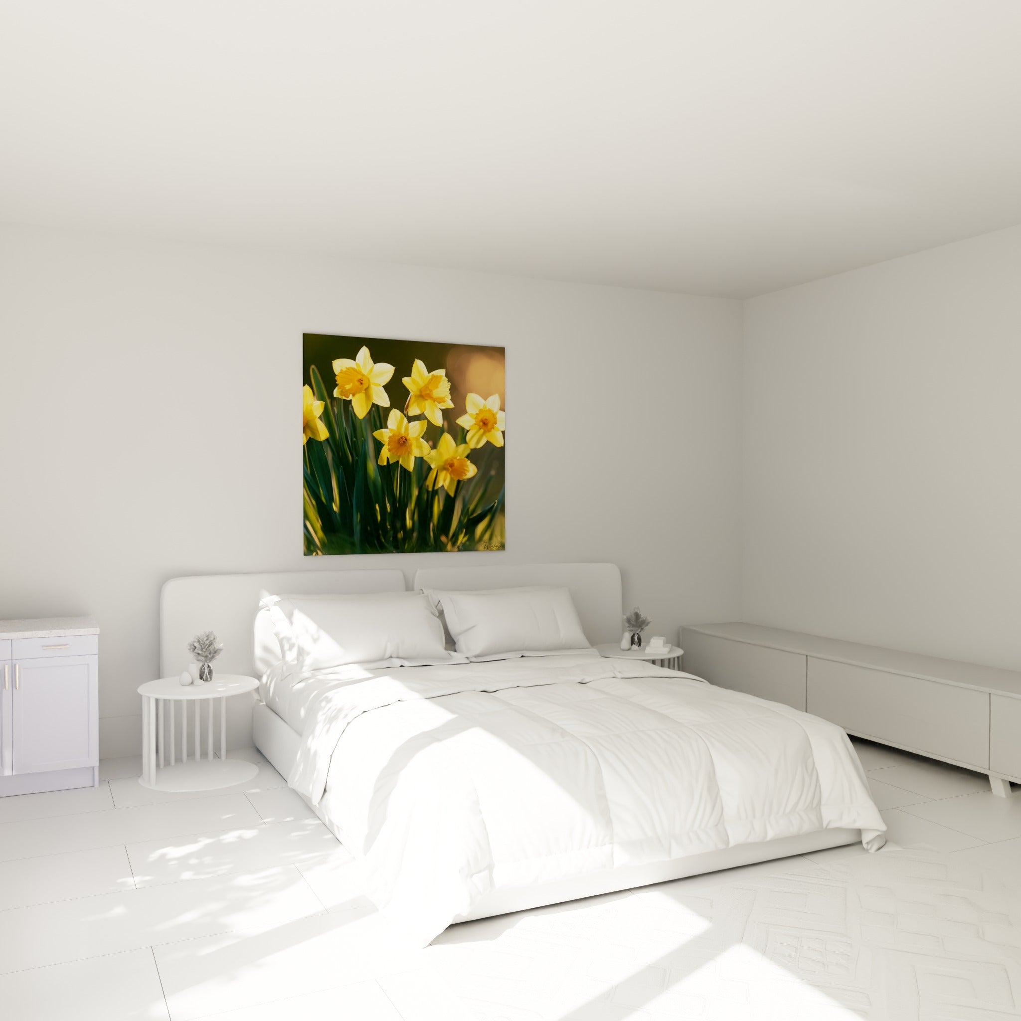 Bouquet de jonquilles dorées et vertes accroché au-dessus d'un lit dans une chambre claire