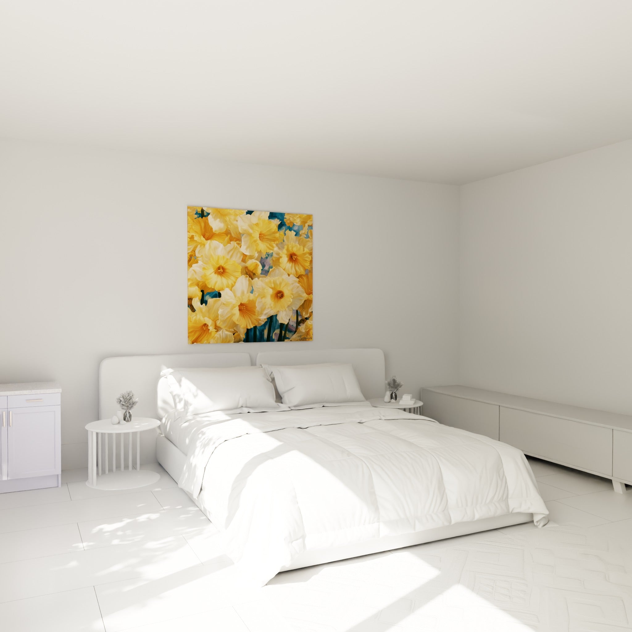 Fleurs de jonquille jaune doré et bleu profond au-dessus d'un lit dans une chambre claire