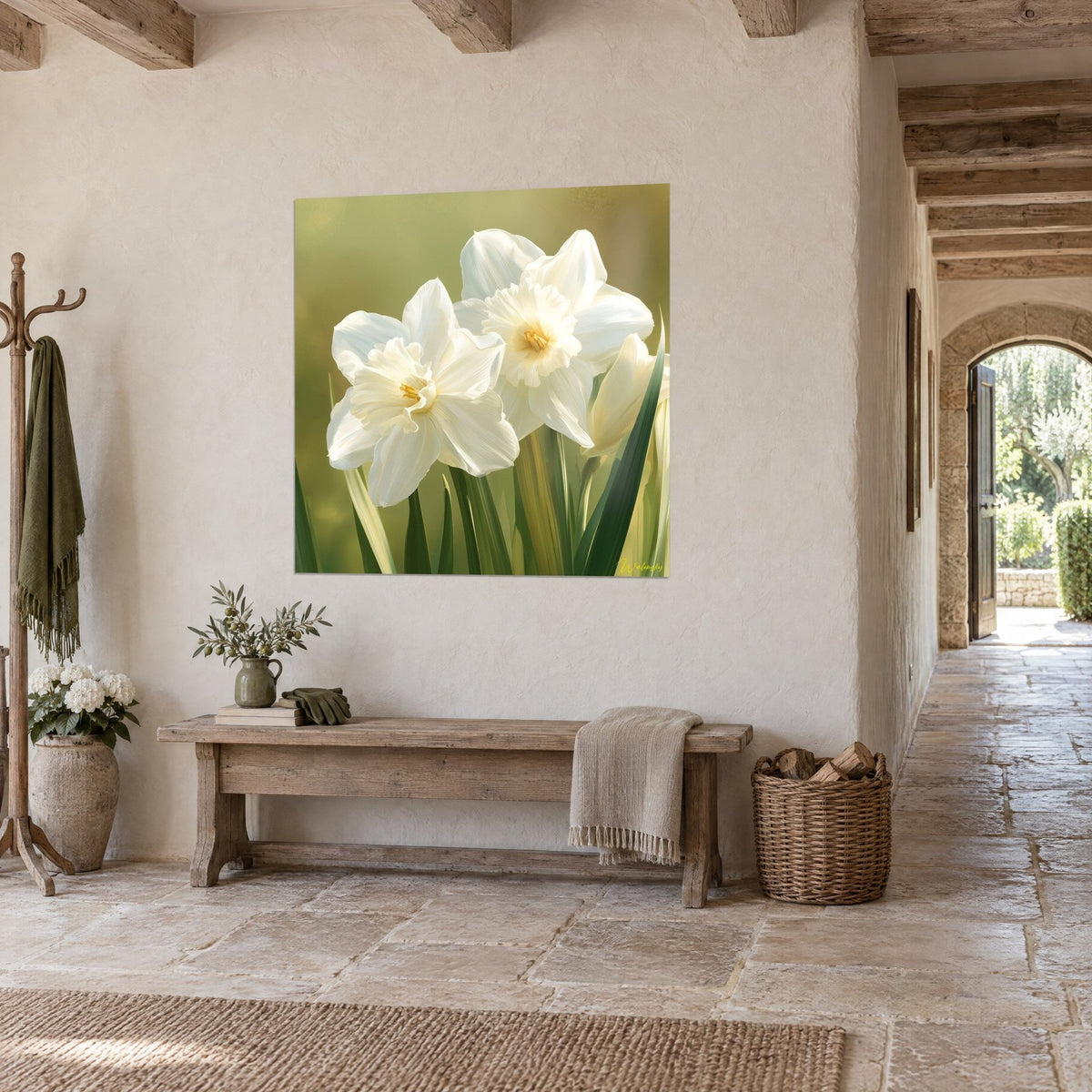 Quadro narcisi color crema dai petali ondulati, sfondo verde oliva sfumato, vista a tre quarti in un corridoio di pietra chiara
