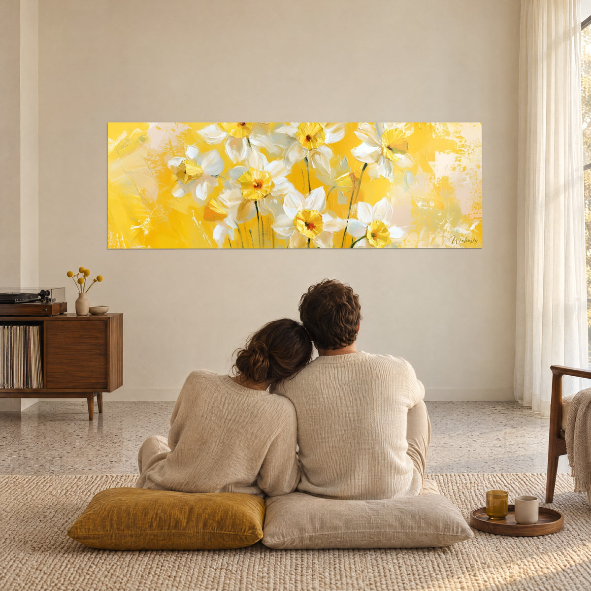 Tableau fleurs de printemps blanches et jaunes sur fond doré éclatant, vues par un couple assis sur des coussins moutarde