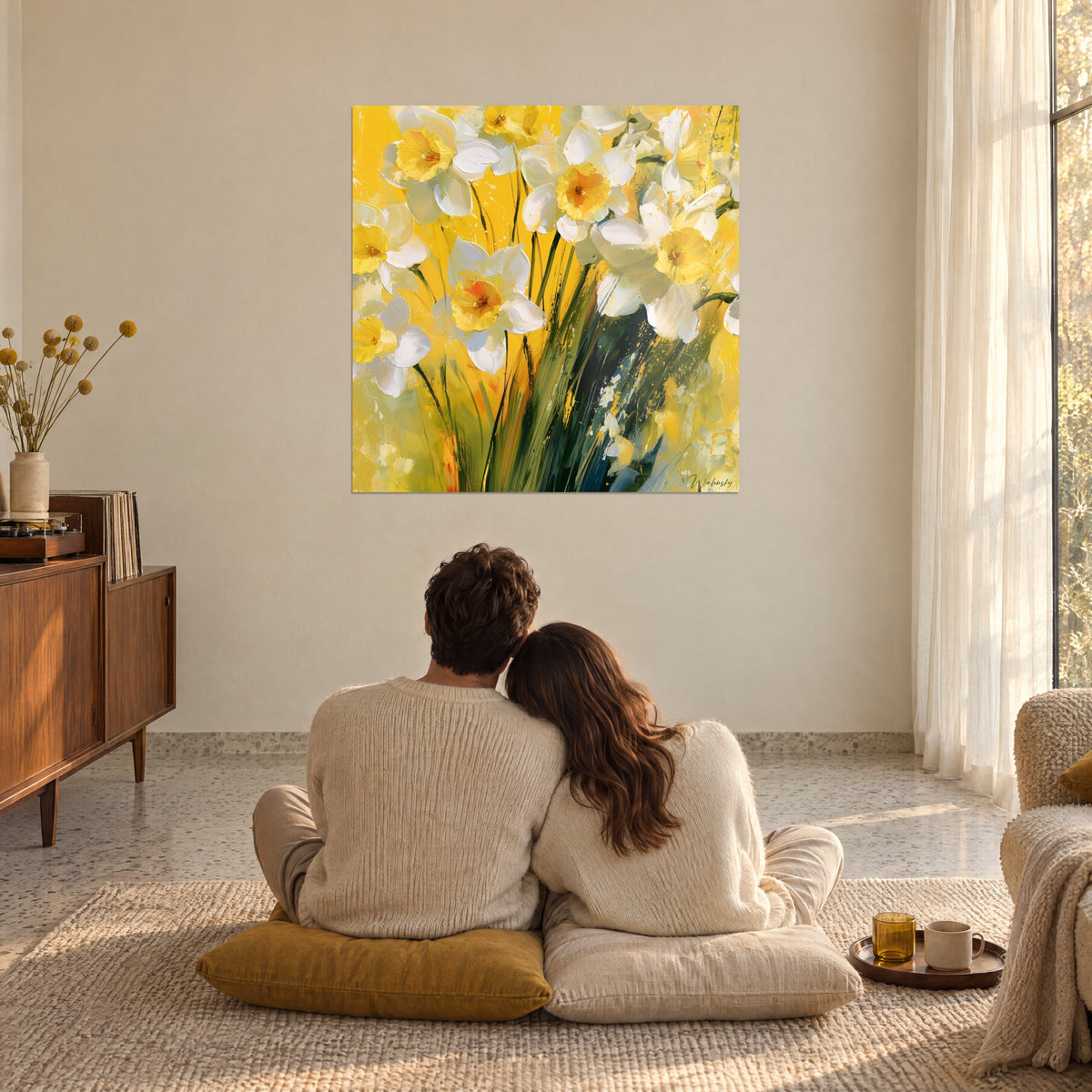 Cuadro narcisos blancos de corazón dorado, fondo amarillo vibrante, tallos verde profundo, frente a una pareja sentada en cojines