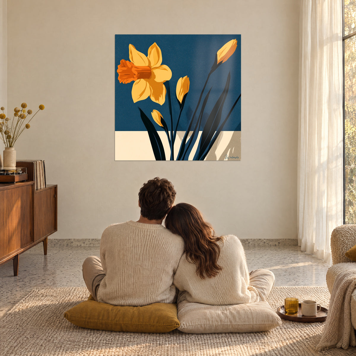 Tableau fleur de printemps jaune doré sur aplat bleu marine et bas crème, couple enlacé de dos sur coussins, grand salon lumineux