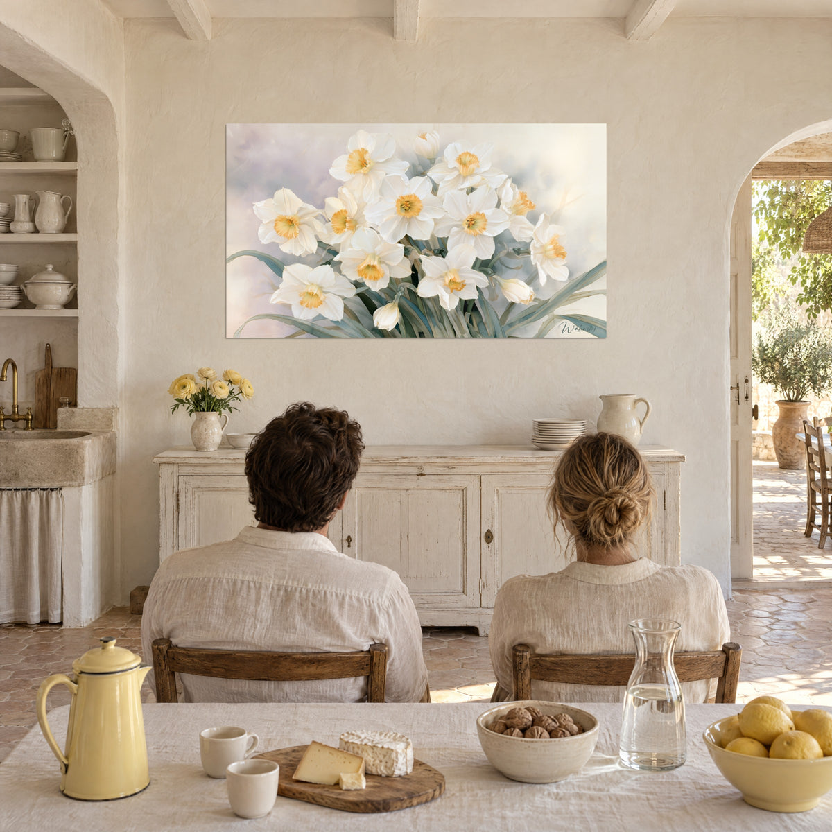 Schilderij narcissen in crème en honing met dichte aquarel, tegenover een stel aan tafel met citroenen in een boerderij