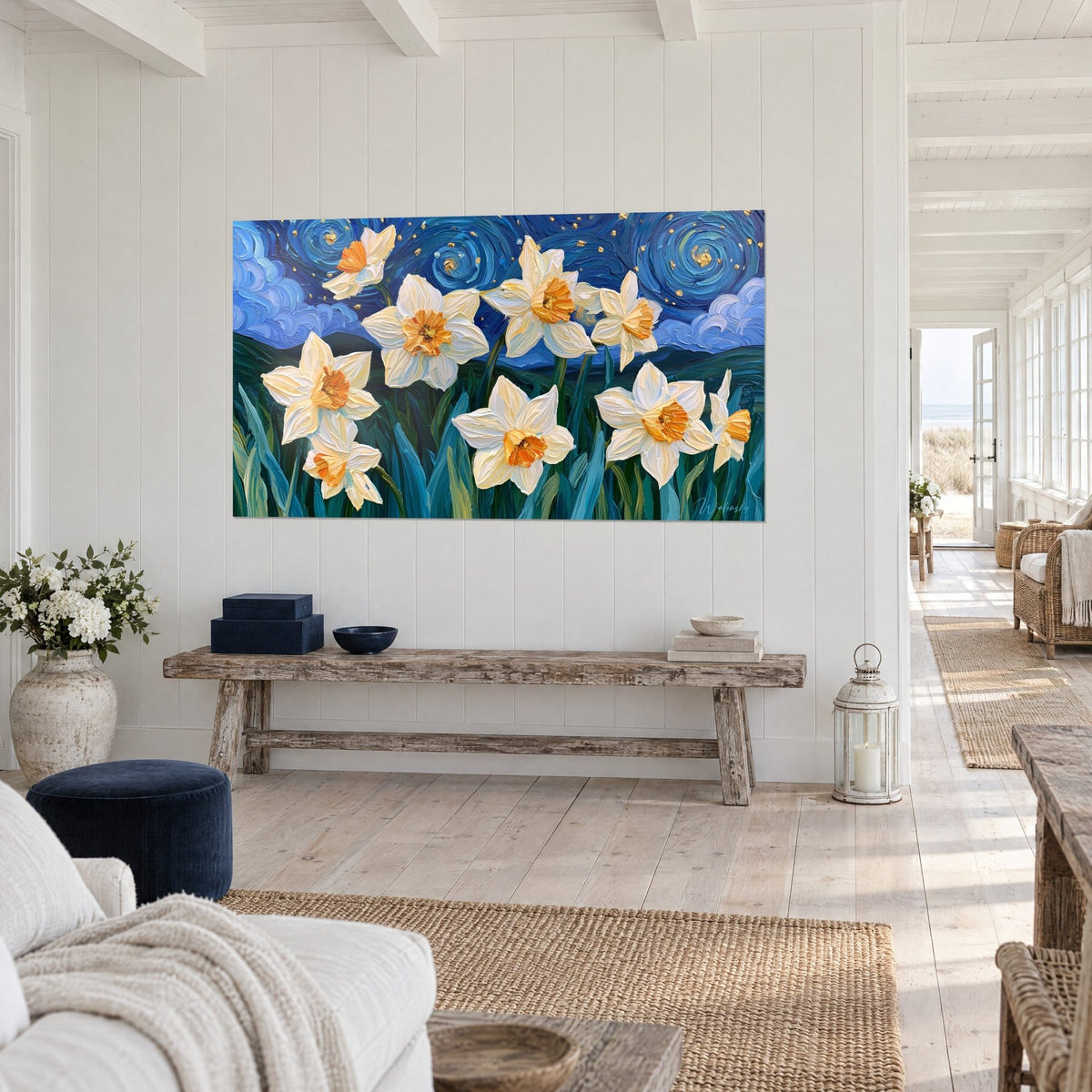 Quadro narcisi color crema con coppe zafferano, cielo di volute blu cobalto punteggiato di stelle dorate, su una parete bianca accanto a una panca rustica