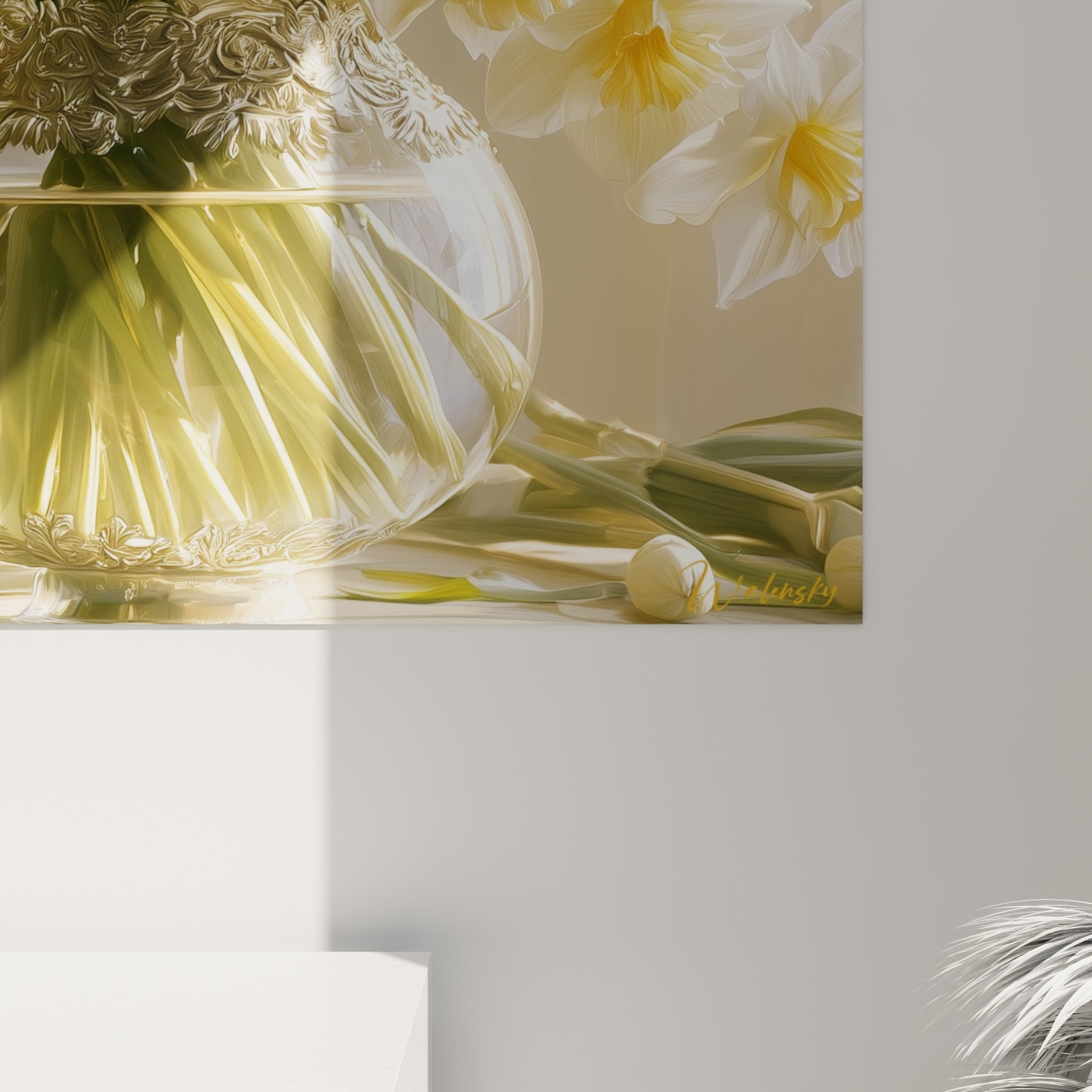 Détail des pétales blancs et nervures dorées des jonquilles, grain fin et reflets sur le vase de cristal